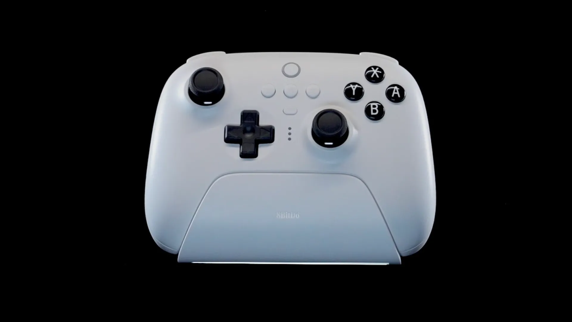 Tay cầm 8BitDo Ultimate Bluetooth màu trắng trên dock sạc của nó