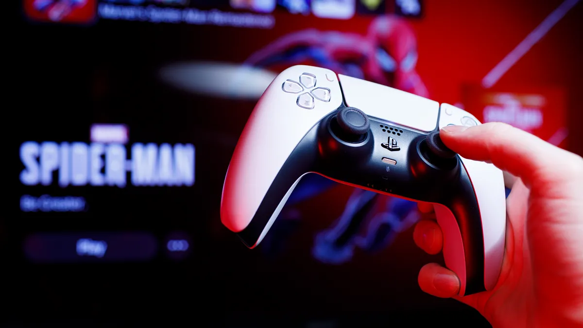 Tay cầm DualSense của PlayStation 5, biểu tượng của công nghệ phản hồi xúc giác tiên tiến.