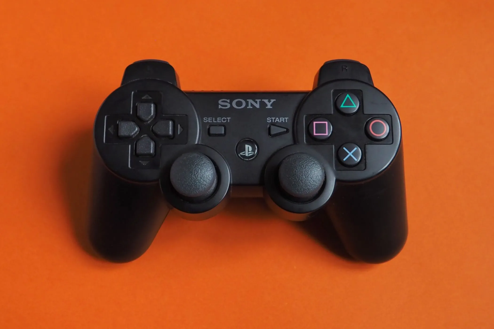 Tay cầm DualShock của máy chơi game Sony PlayStation 2, biểu tượng của sự đổi mới trong điều khiển game.