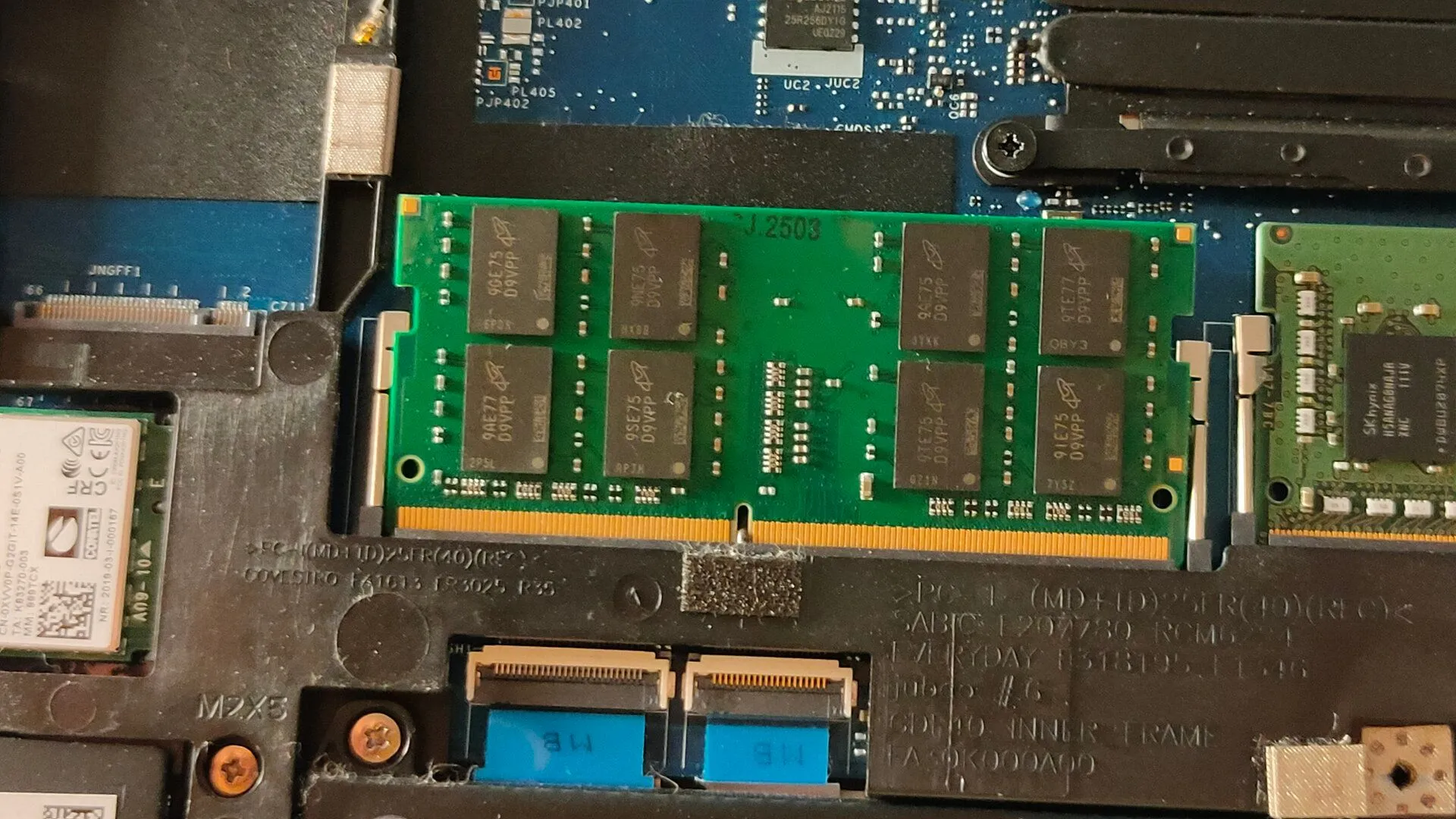 Thanh RAM DDR4 được gắn trong khe cắm của một chiếc laptop, minh họa việc nâng cấp RAM giúp tăng tốc độ xử lý dữ liệu cho GPU tích hợp.