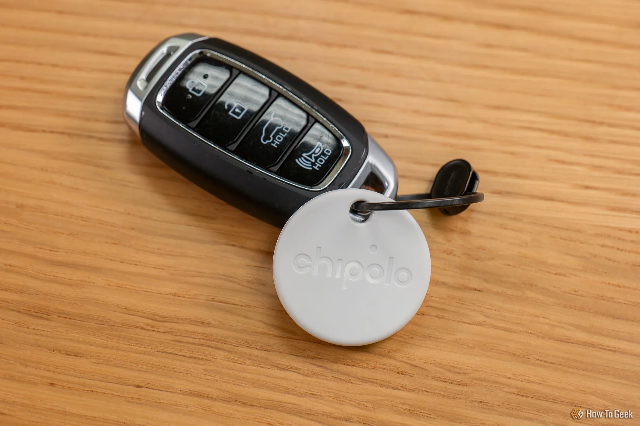 Thiết bị Chipolo ONE Point gắn trên móc chìa khóa