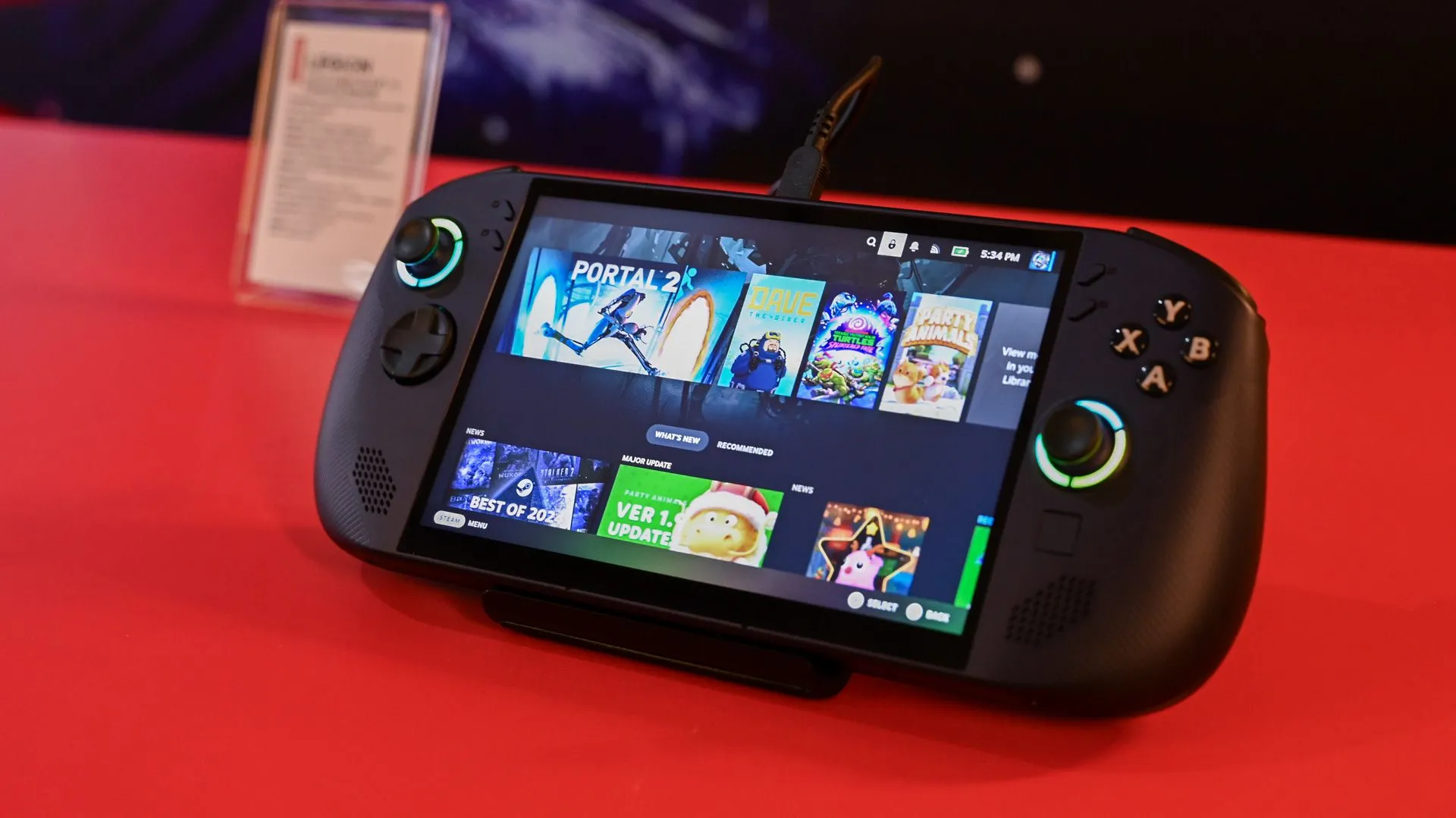 Thiết bị chơi game cầm tay Lenovo Legion Go S chạy SteamOS được giới thiệu tại sự kiện CES 2025, minh họa cho các đối thủ cạnh tranh tiềm năng trên thị trường máy chơi game cầm tay.