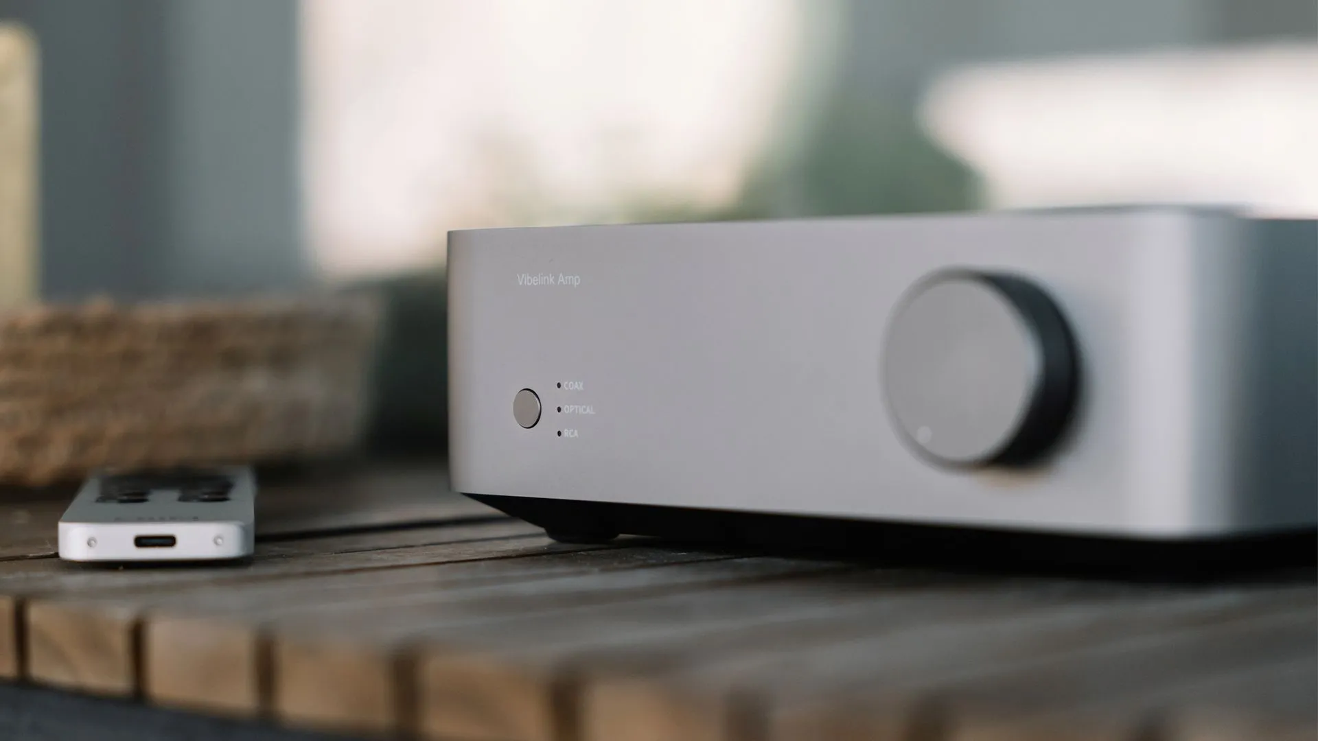 Thiết bị WiiM Vibelink Amplifier màu đen, nhỏ gọn và sang trọng, được giới thiệu là amp độc lập đầu tiên của WiiM dành cho người yêu âm thanh.
