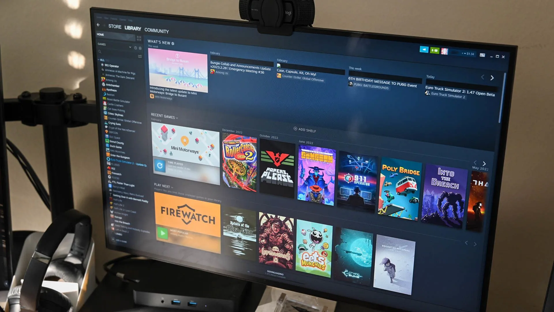 Thư viện game Steam hiển thị trên màn hình máy tính, nơi game thủ có thể tìm thấy nhiều game cũ giá rẻ