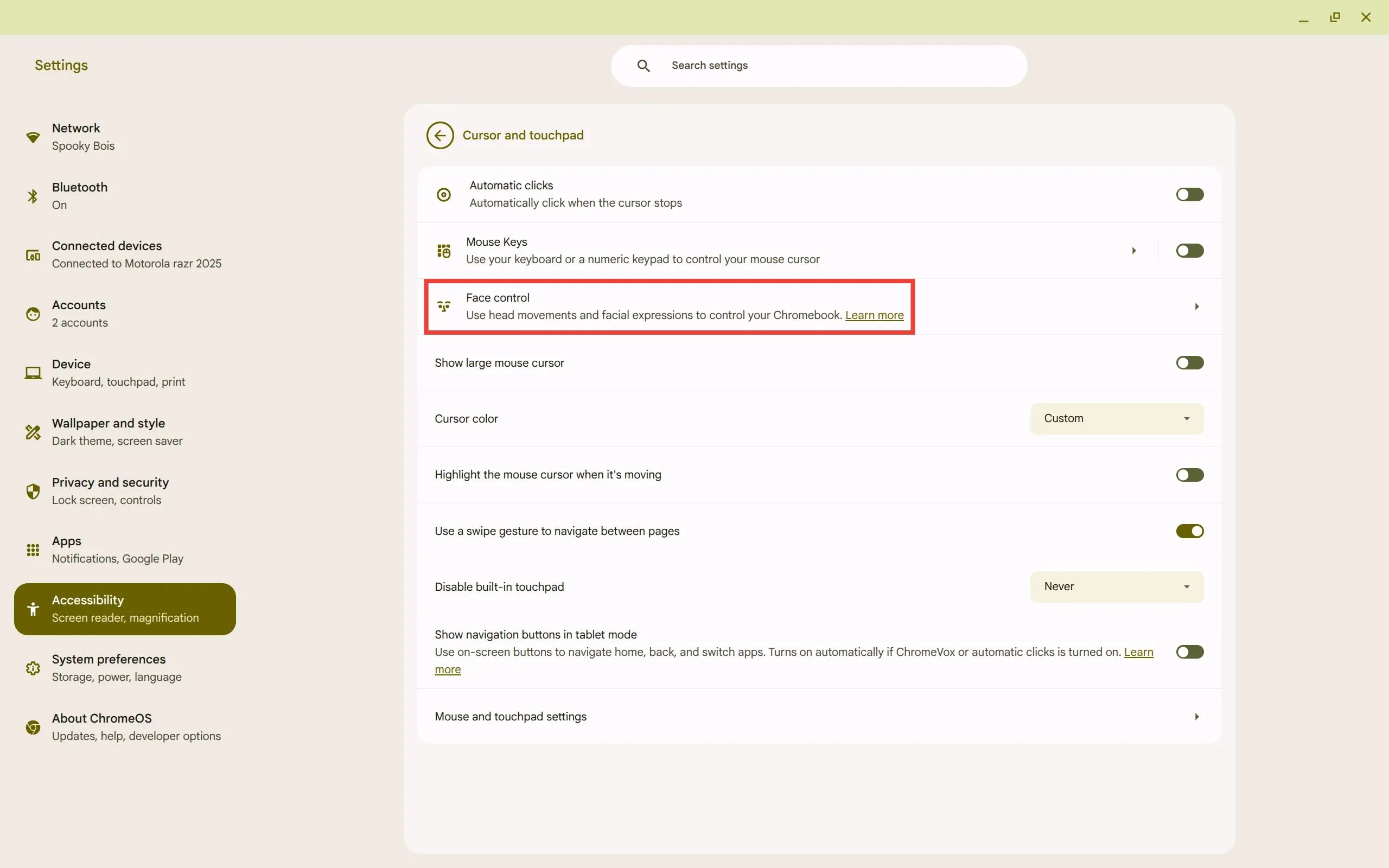 Tính năng &quot;Face Control&quot; được làm nổi bật trong menu cài đặt con trỏ và bàn di chuột của Chromebook.