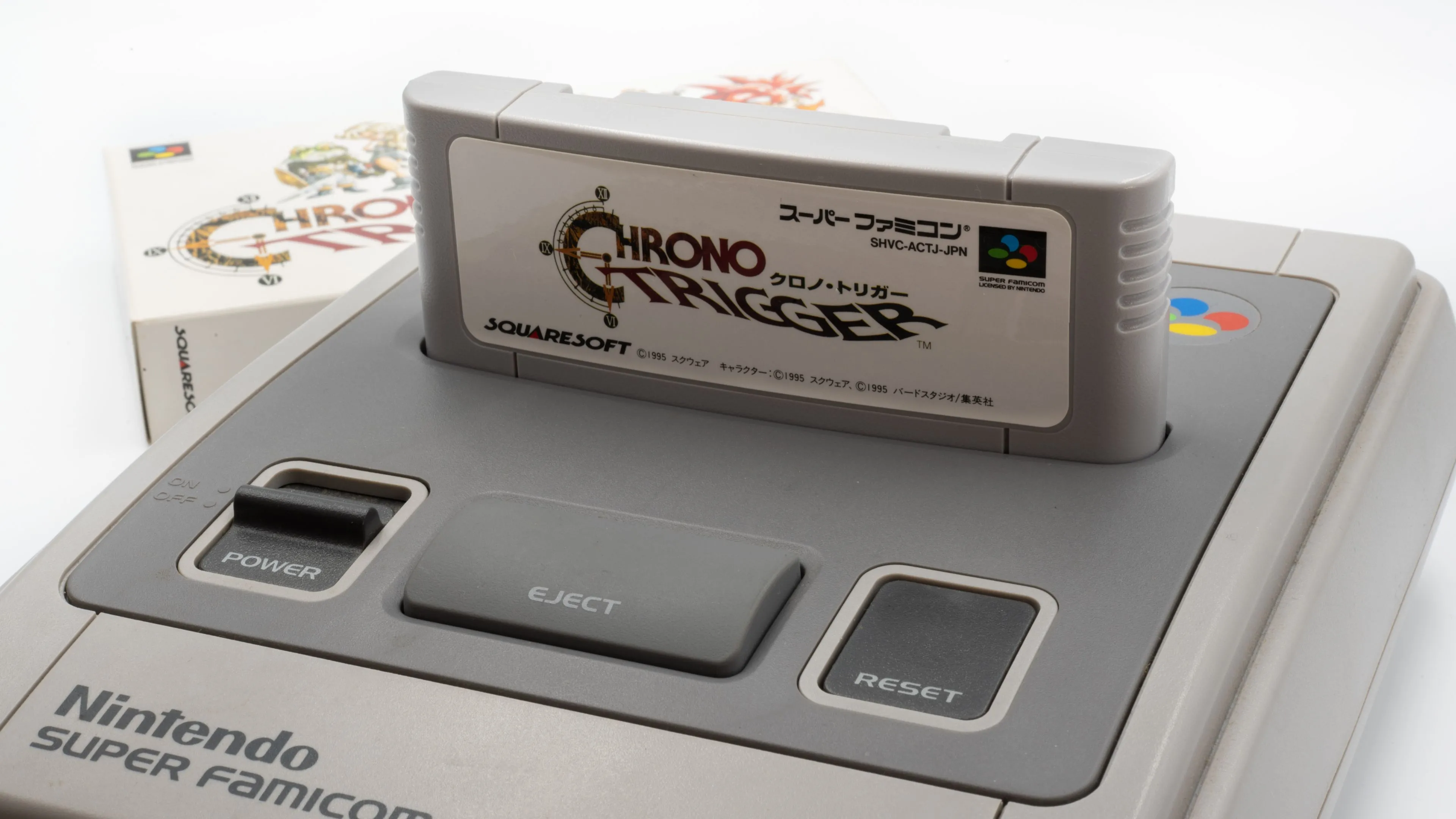 Tựa game Chrono Trigger đang chạy trên máy Super Famicom (SNES) cổ điển, thể hiện sự hoài niệm.