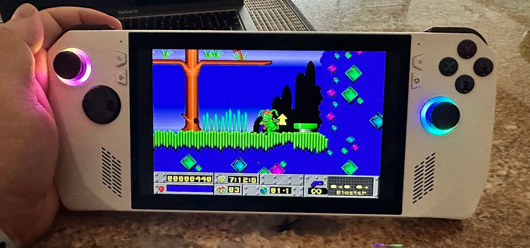 Tựa game Jazz Jackrabbit hiển thị trên thiết bị ROG Ally với đồ họa cuộn mượt mà.