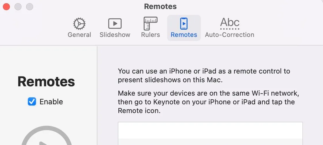 Tùy chọn &quot;Bật&quot; (Enable) được đánh dấu trong tab &quot;Remote&quot; của phần Cài đặt ứng dụng Keynote trên macOS, cho phép điều khiển thuyết trình từ xa.