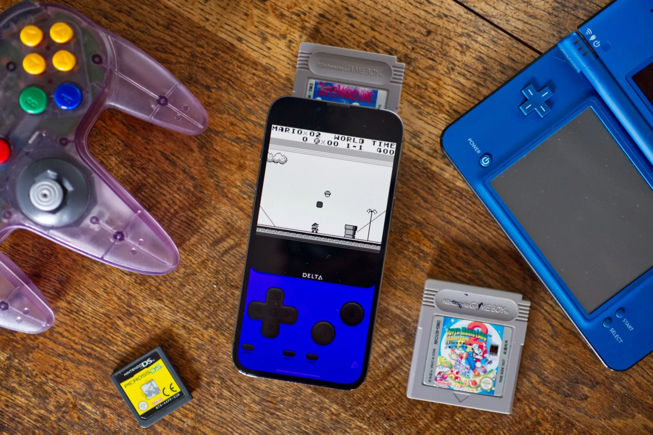 Ứng dụng giả lập Delta trên iPhone cùng tay cầm Nintendo 64, máy Nintendo DSi và các băng game cổ điển.