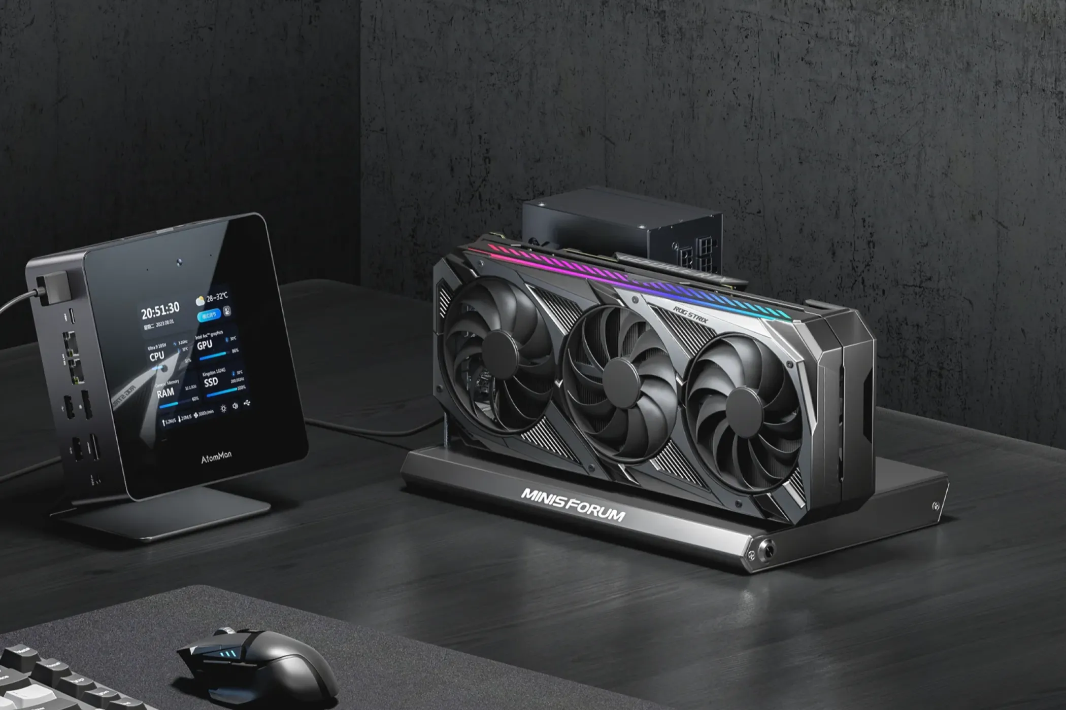 Vỏ bọc eGPU Minisforum DEG1 chứa card đồ họa và nguồn, kết nối với một máy tính mini để mở rộng khả năng xử lý đồ họa