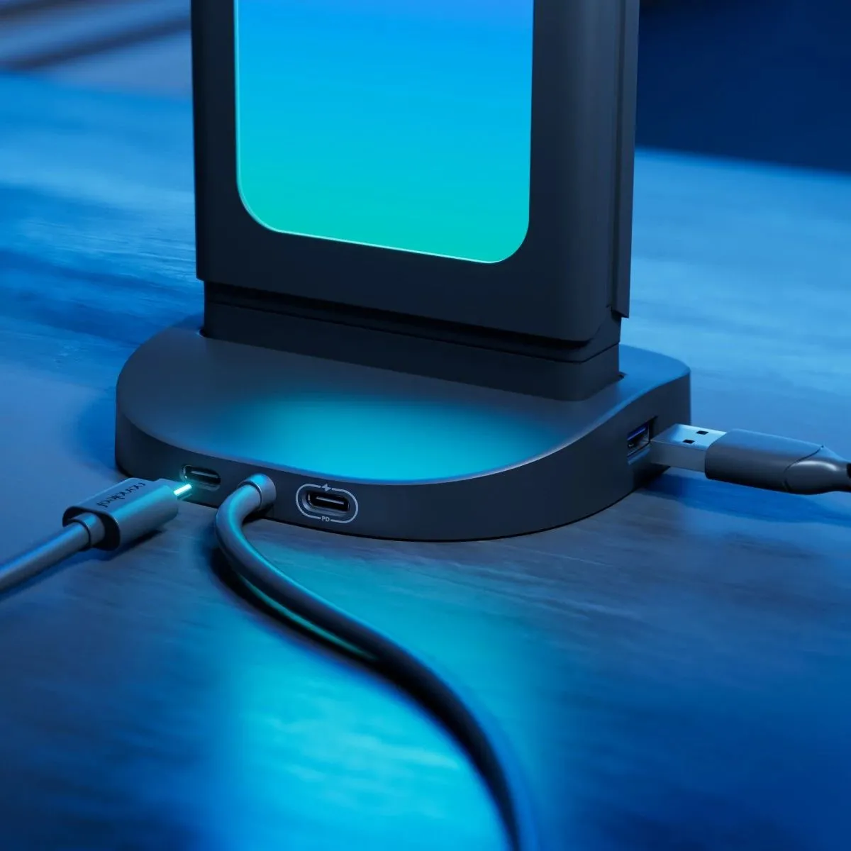 Các cổng sạc USB-A và USB-C tiện lợi trên đế Nanoleaf Pegboard Desk Dock