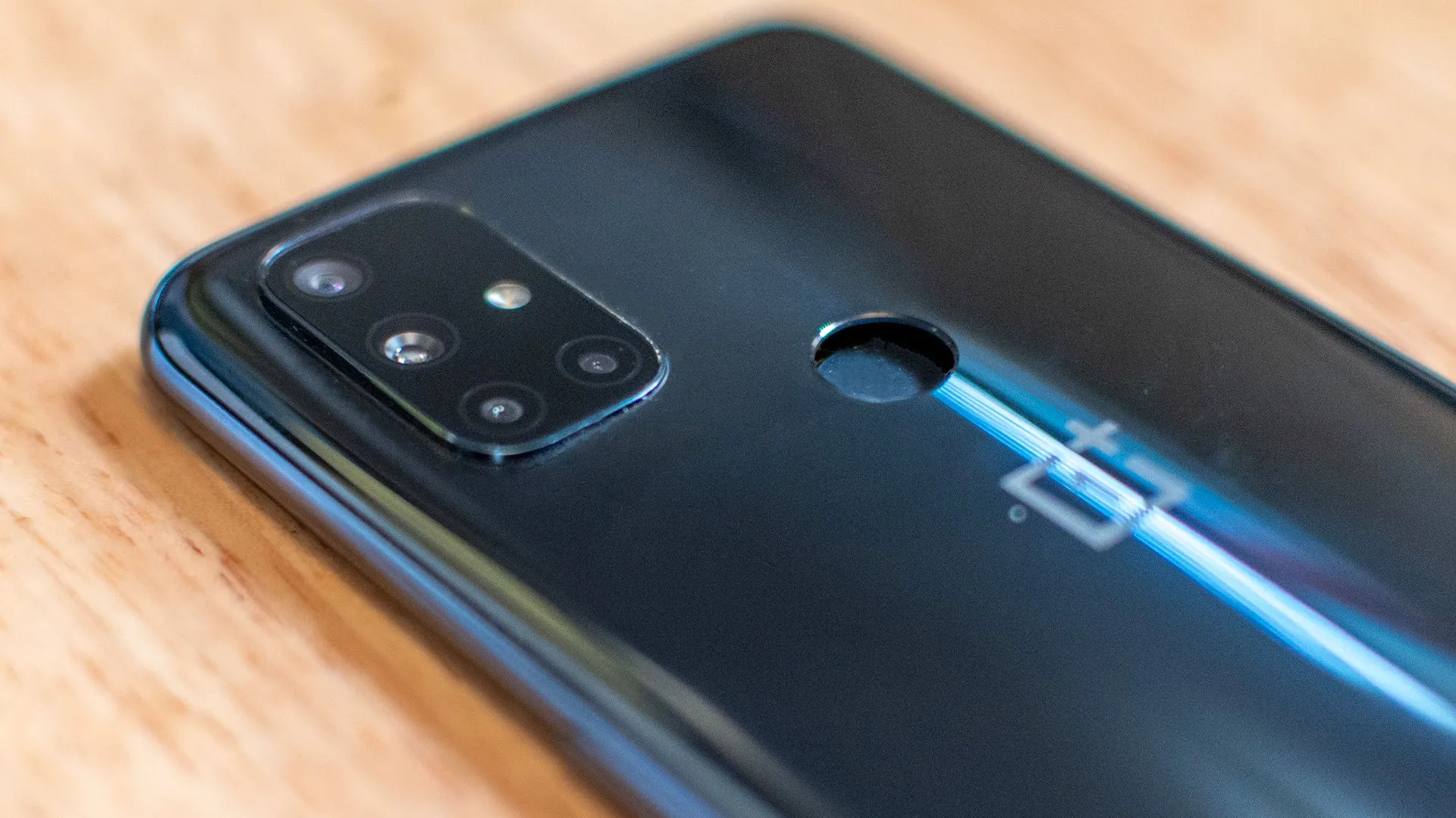 Điện thoại OnePlus Nord N10 5G bị phồng pin trên bàn, minh họa nguy cơ pin lithium-ion.