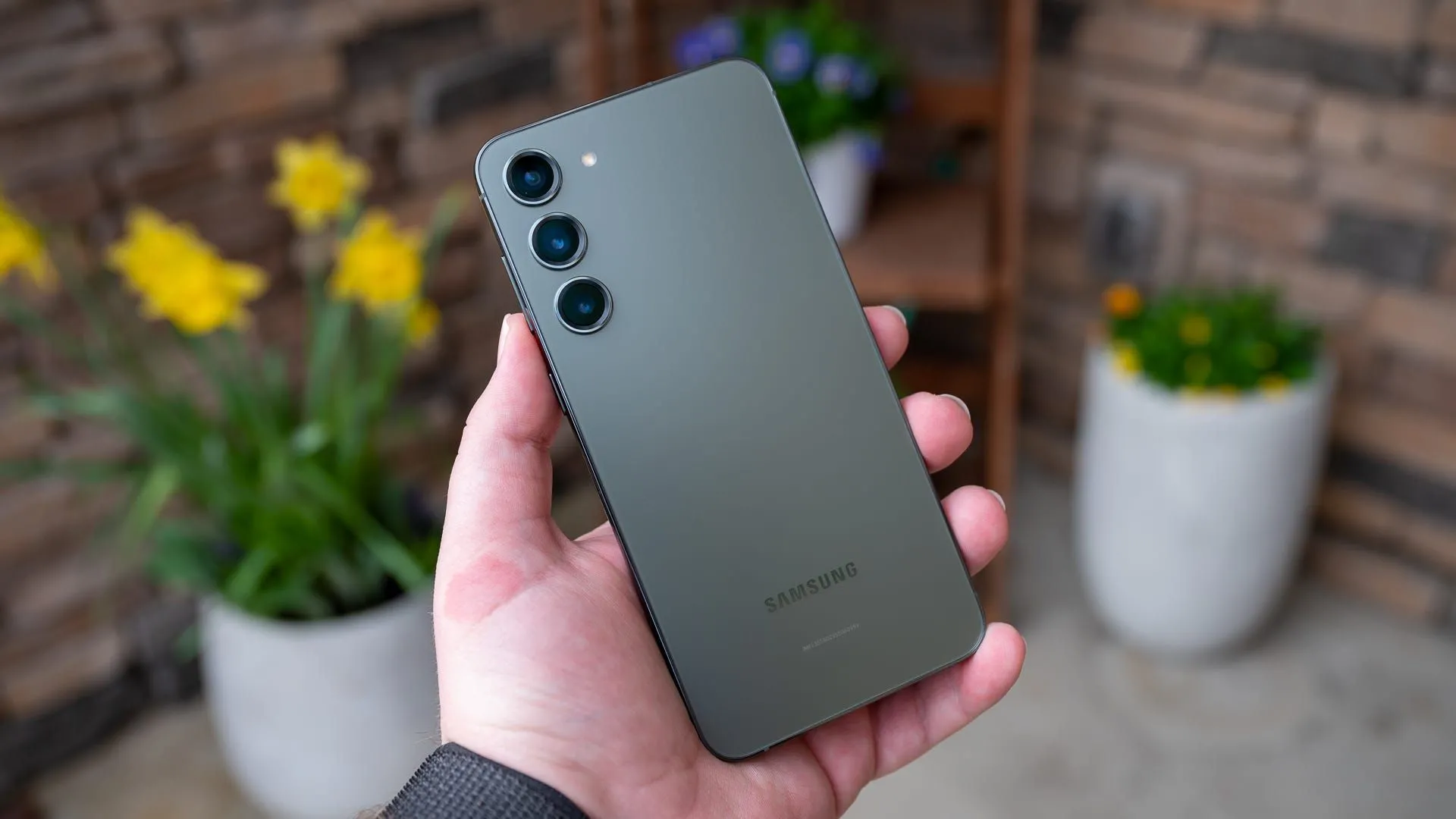 Điện thoại Samsung Galaxy S23 Plus, một trong những dòng máy bị ảnh hưởng bởi việc trì hoãn cập nhật One UI 7