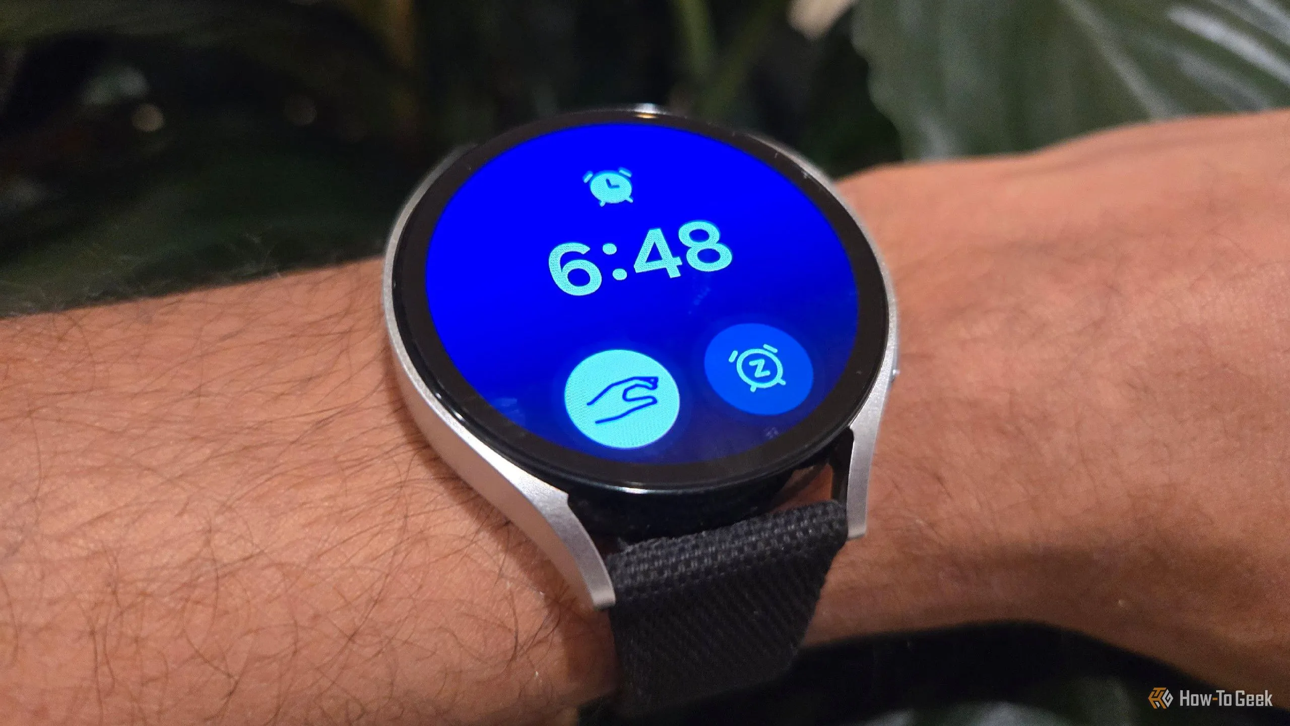 Galaxy Watch 6 hiển thị báo thức và cử chỉ chụm đôi ngón tay để tắt