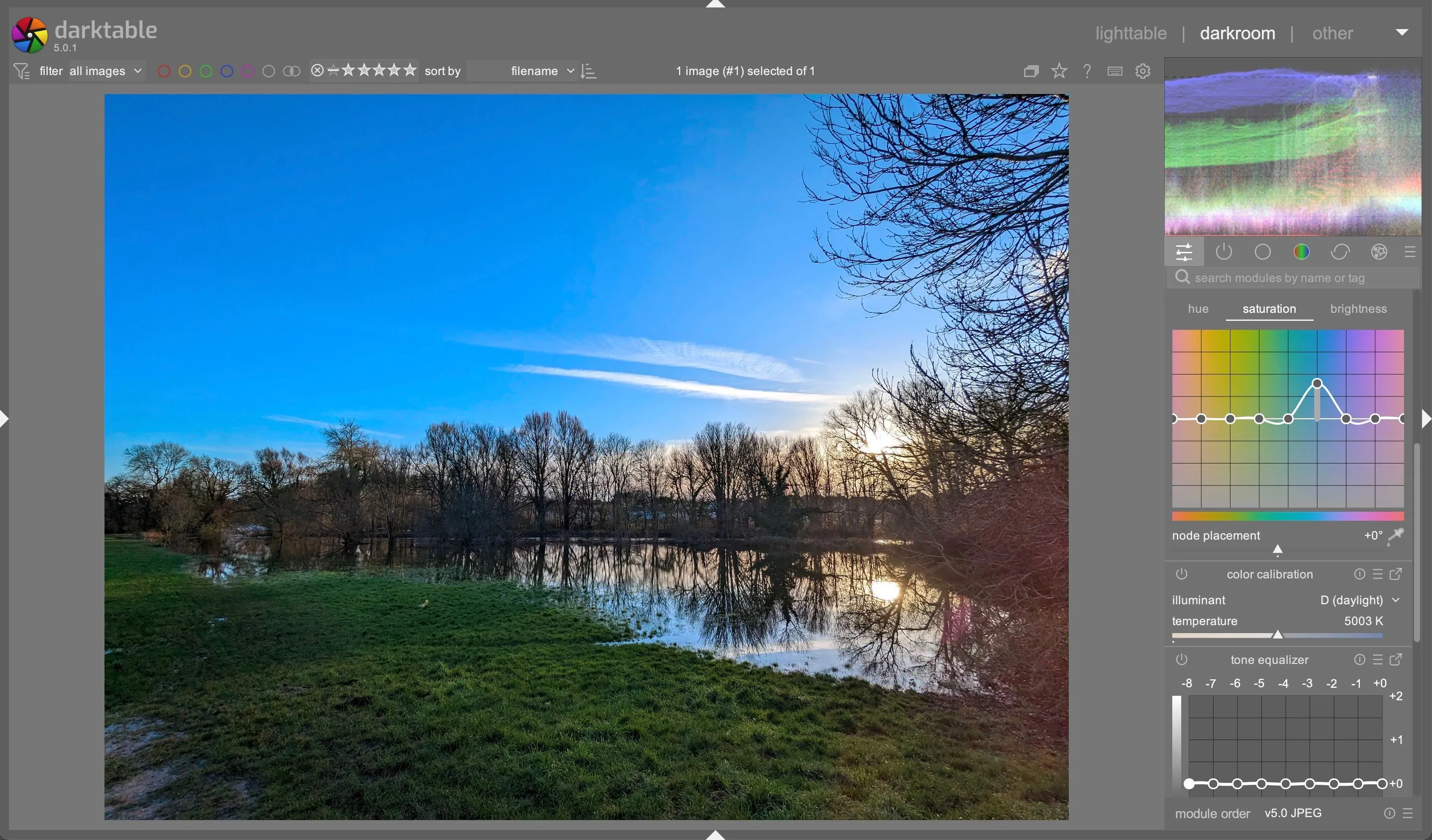 Giao diện darktable, phần mềm chỉnh sửa ảnh RAW miễn phí trên macOS với các công cụ điều chỉnh màu sắc và histogram