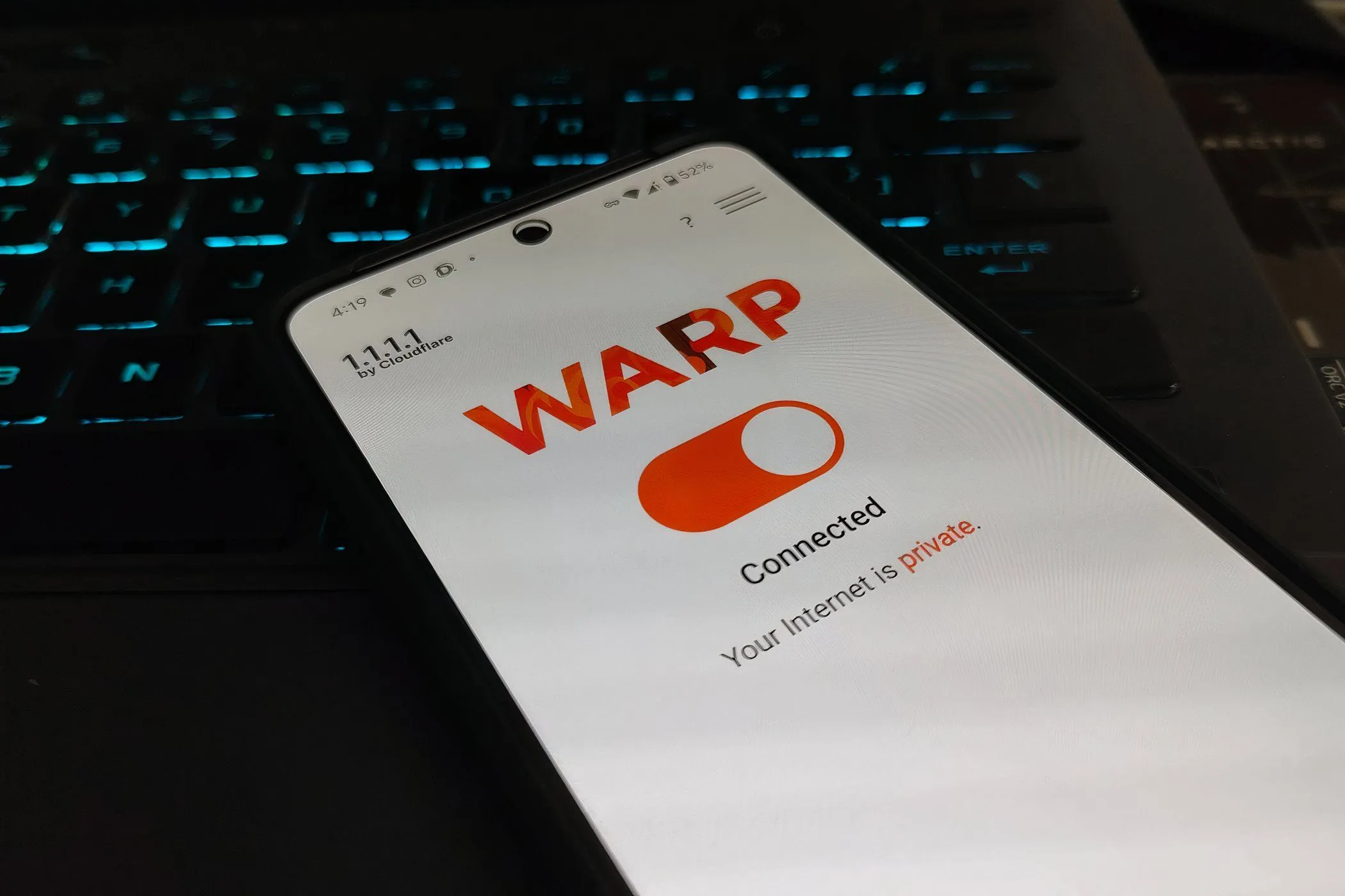 Giao diện ứng dụng 1.1.1.1 của Cloudflare, cung cấp dịch vụ VPN miễn phí và bảo mật.