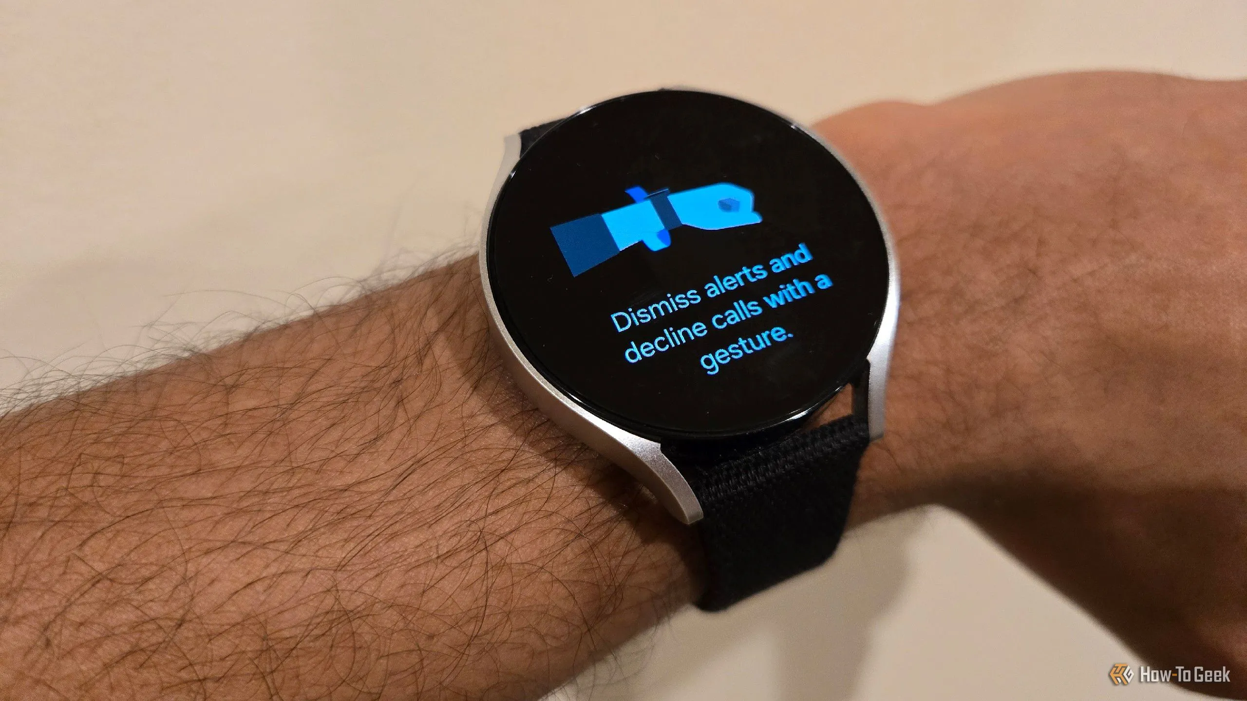 Hướng dẫn cách xoay cổ tay hai lần trên Galaxy Watch để tắt thông báo hoặc hẹn giờ