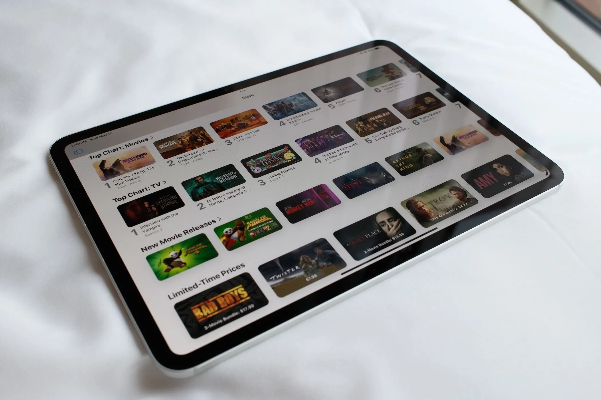 iPad Pro M4 nằm trên giường, đại diện cho dòng máy tính bảng cao cấp nhất của Apple.