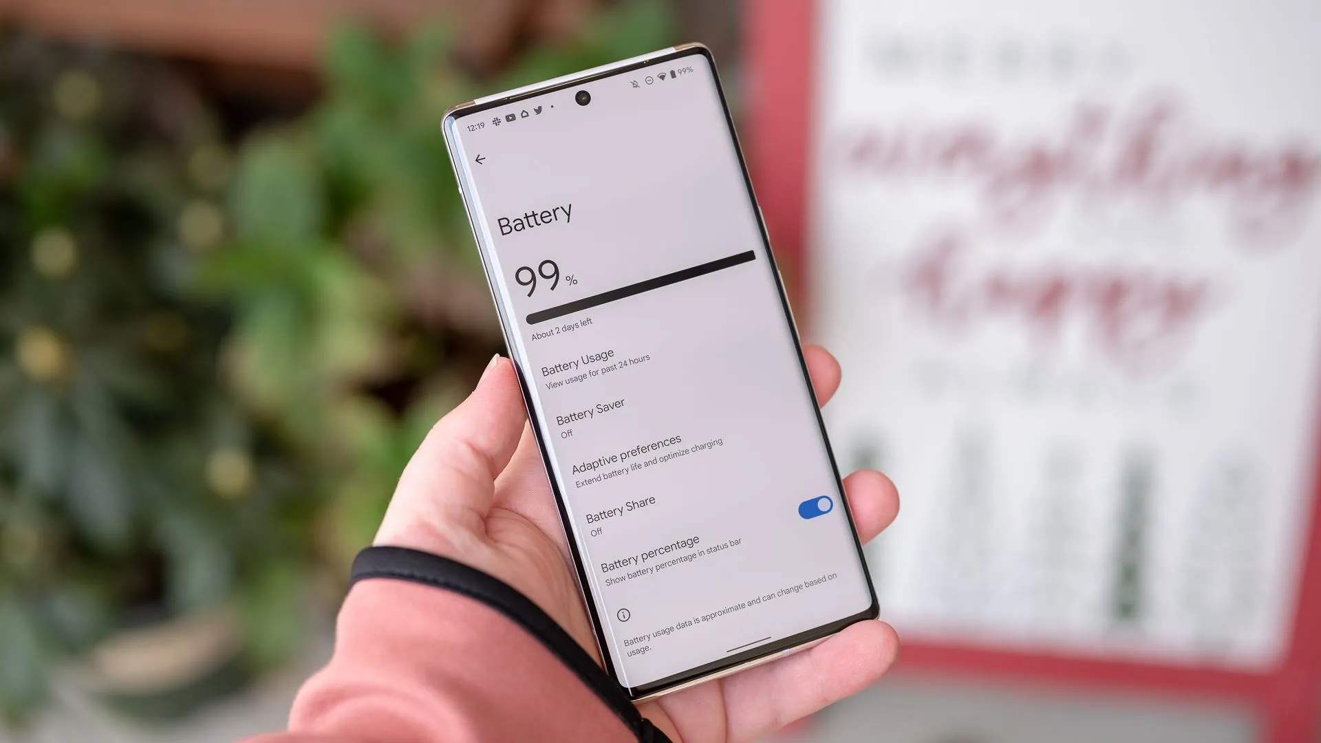 Màn hình cài đặt pin của Google Pixel 6 Pro hiển thị tình trạng pin.