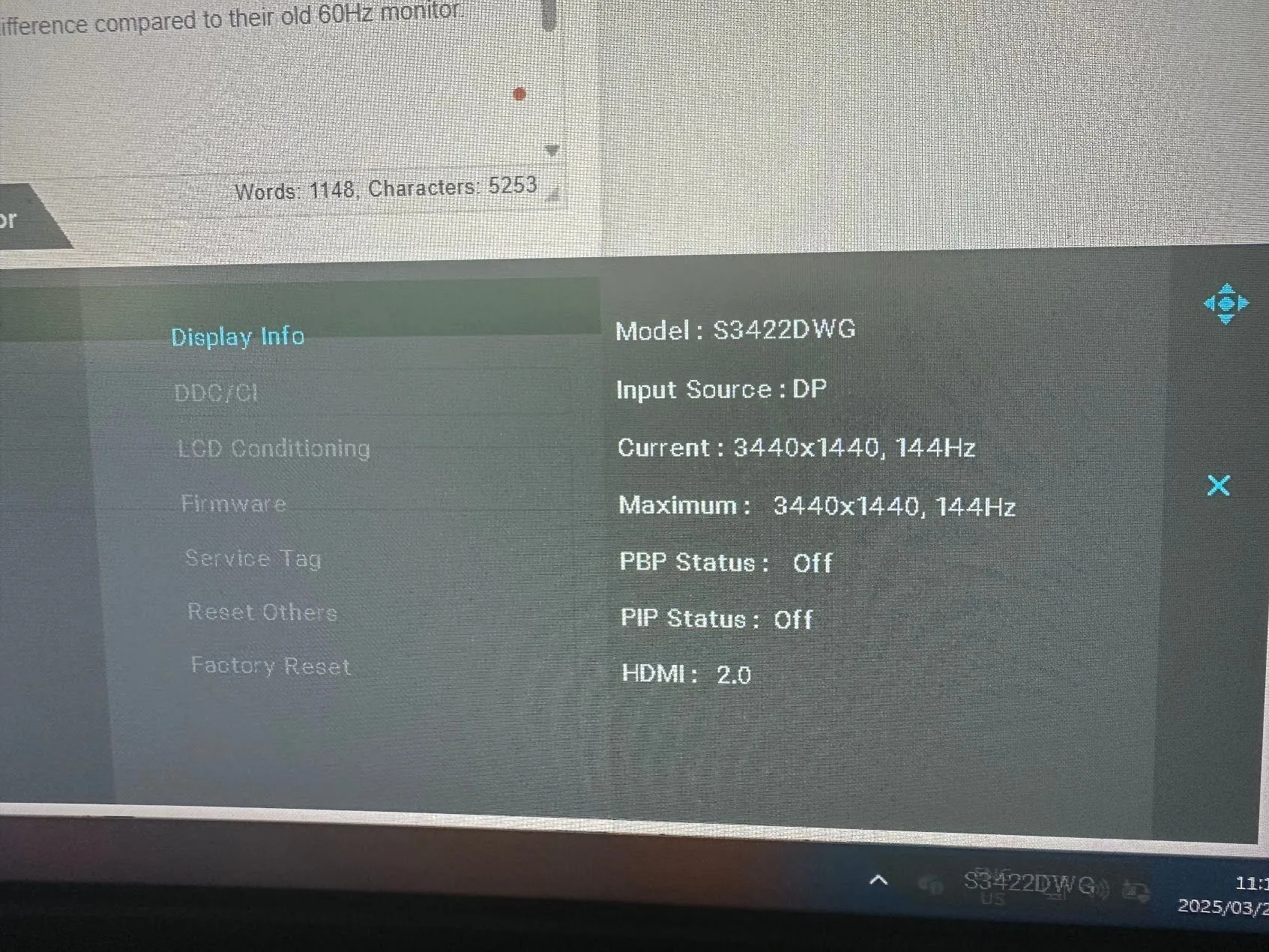 Màn hình hiển thị thông tin OSD (On-Screen Display) của một màn hình Dell Ultrawide, cho thấy độ phân giải và tần số quét hiện tại, là cách để kiểm tra cài đặt chính xác.