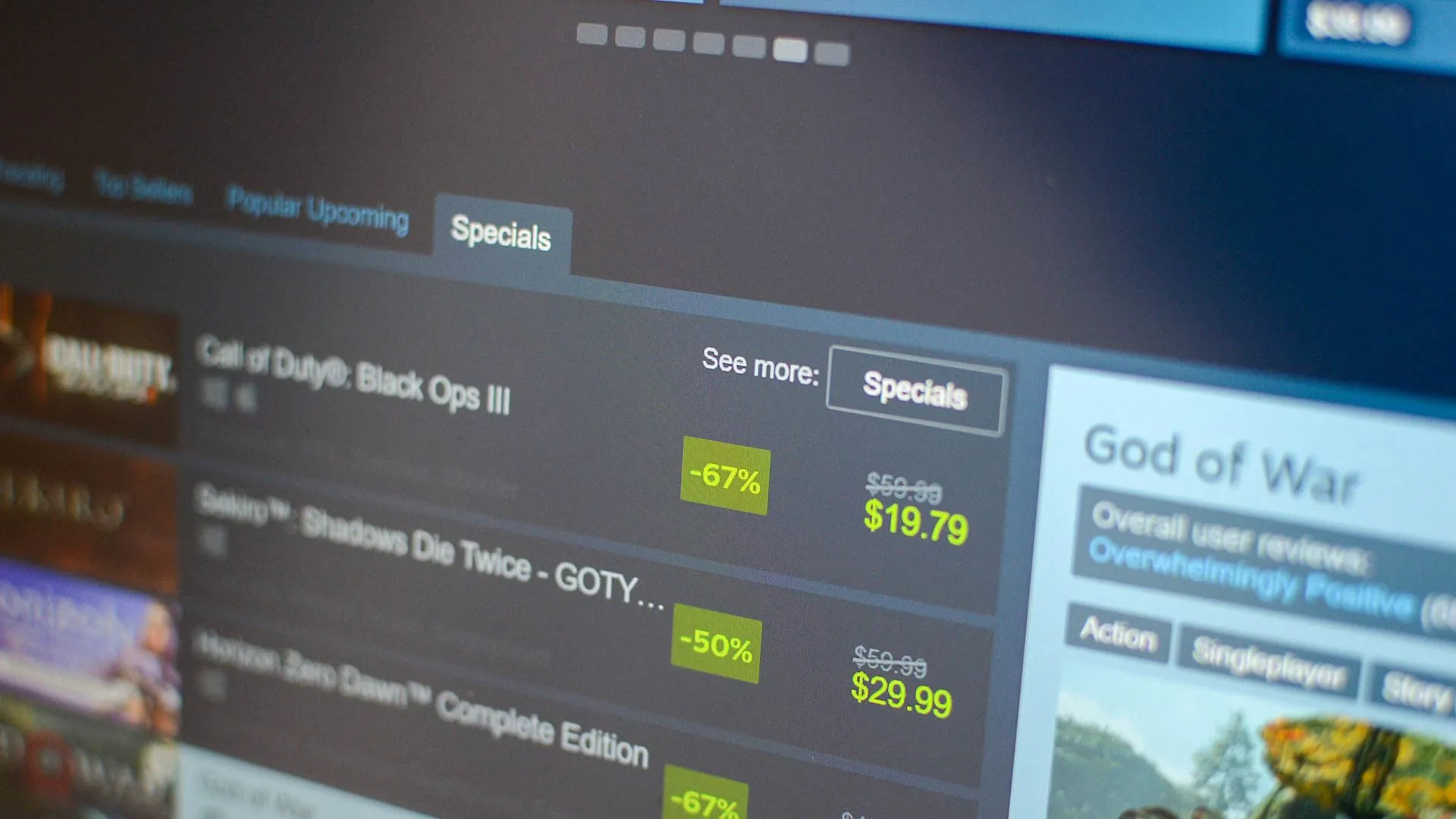 Màn hình máy tính hiển thị giao diện Steam với các chương trình khuyến mãi game hấp dẫn