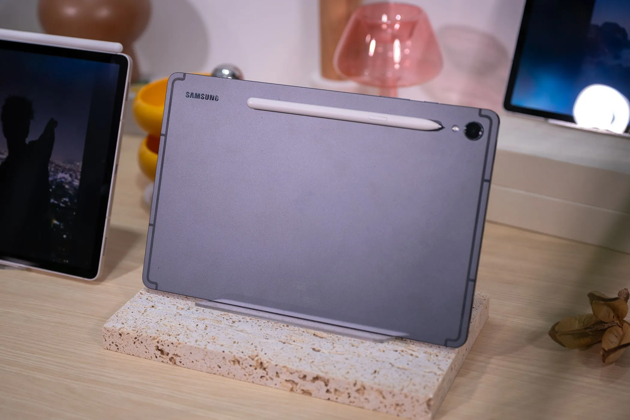 Mặt lưng của Samsung Galaxy Tab S9, đại diện cho dòng máy tính bảng Android trên thị trường.