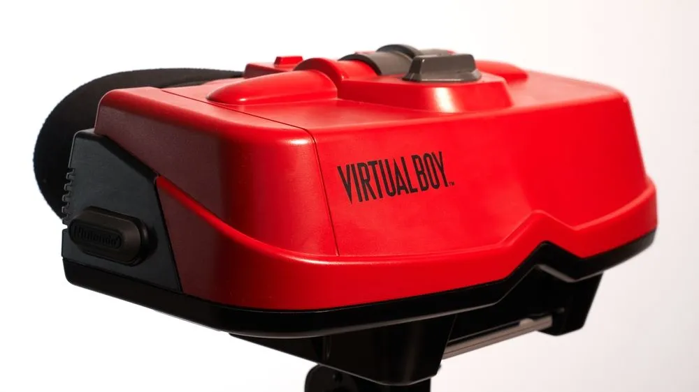 Máy chơi game thực tế ảo Nintendo Virtual Boy với tông màu đỏ đặc trưng, từng có kế hoạch hỗ trợ multiplayer VR.
