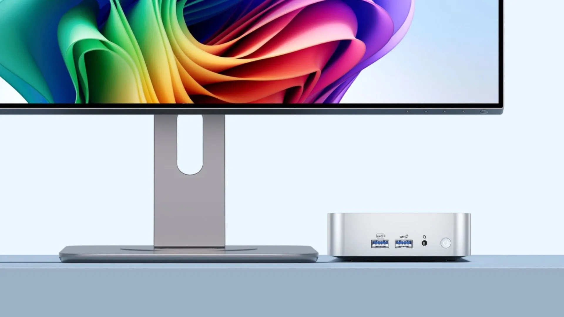 Mini PC GEEKOM A6 màu đen kết nối với màn hình trên bàn làm việc.