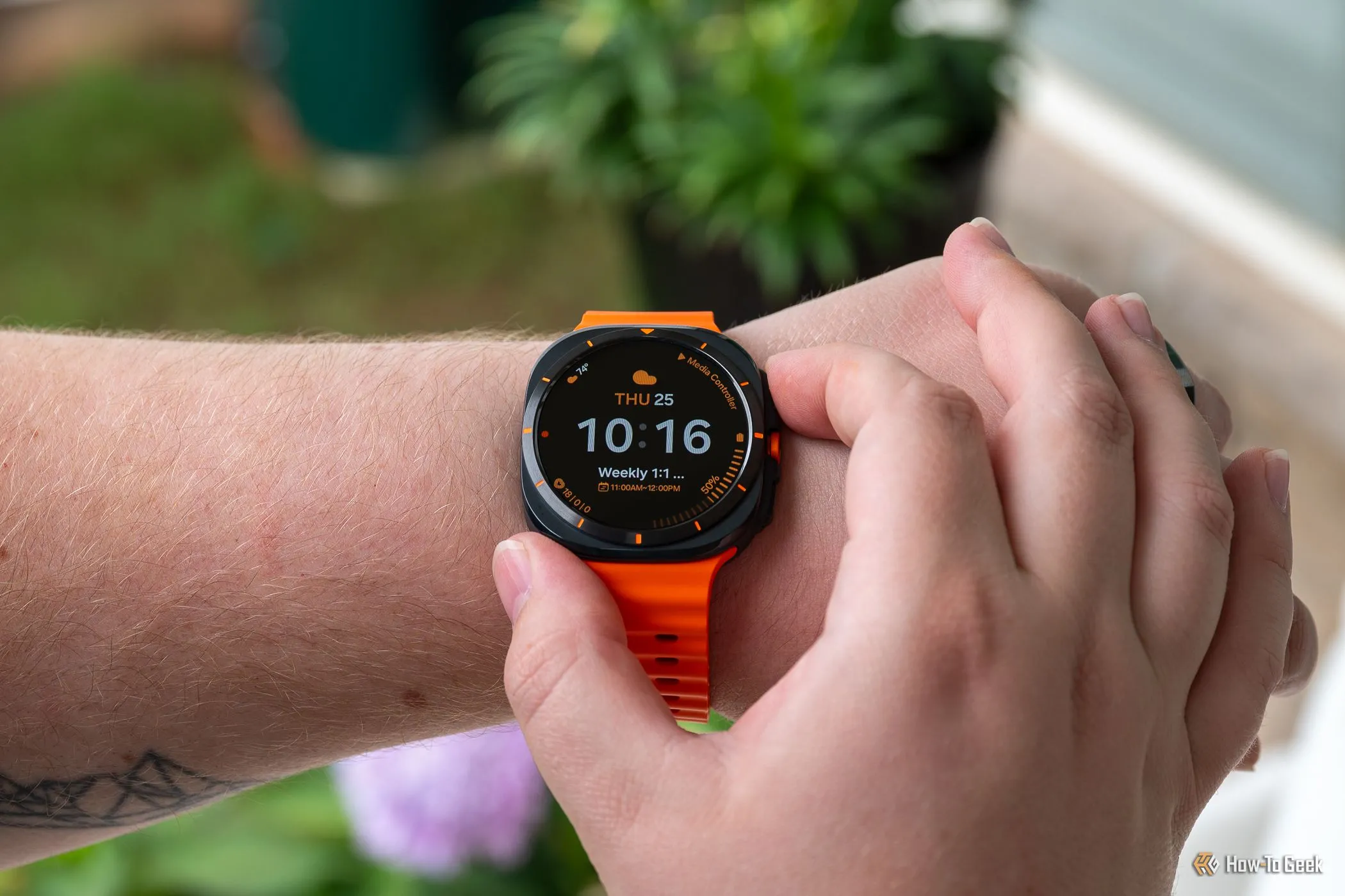 Một người đeo Samsung Galaxy Watch Ultra trên cổ tay và đang nhấn nút cạnh bên