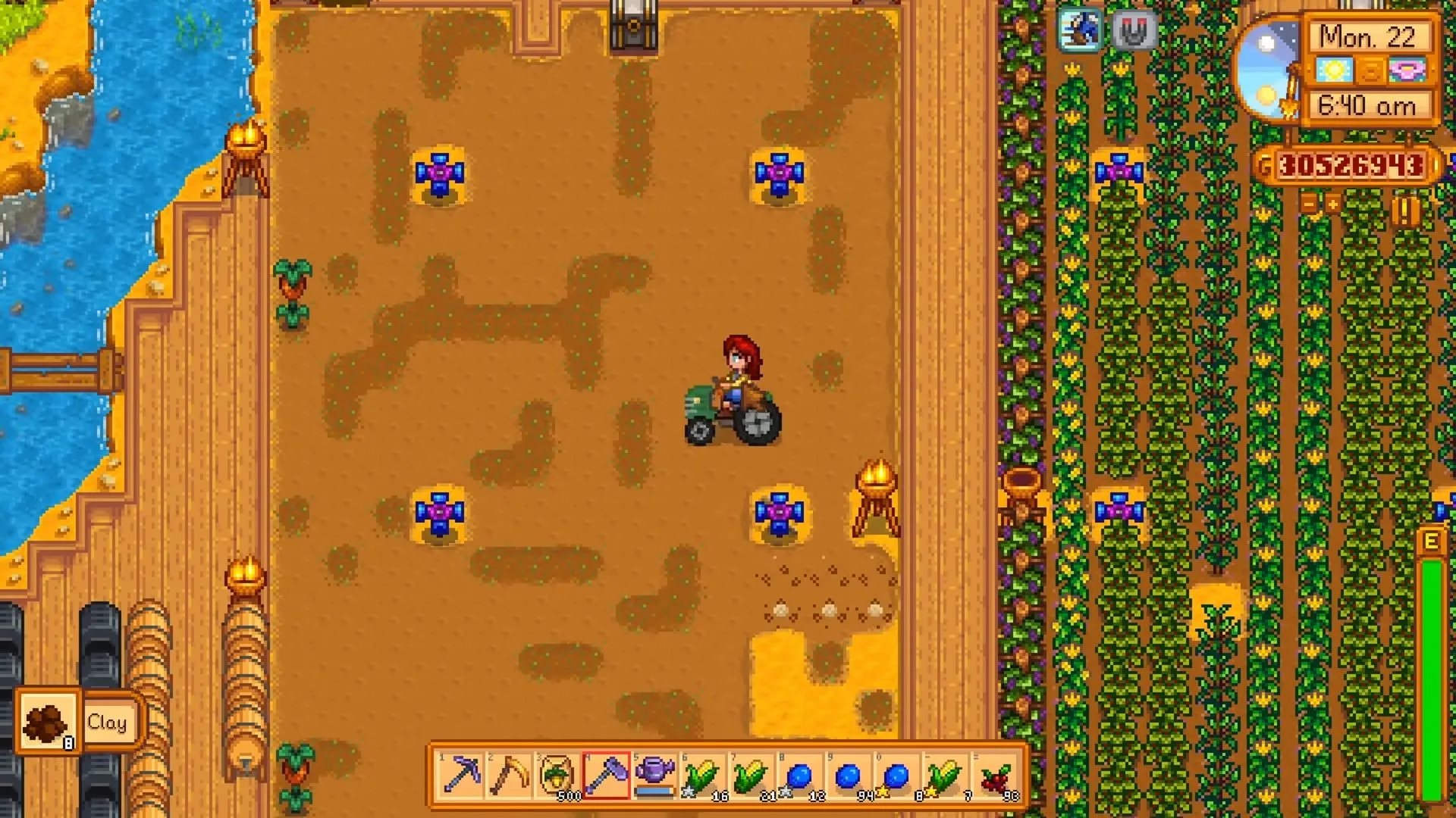 Người chơi điều khiển máy kéo trên trang trại đảo Ginger trong Stardew Valley, thể hiện hiệu quả của Tractor Mod