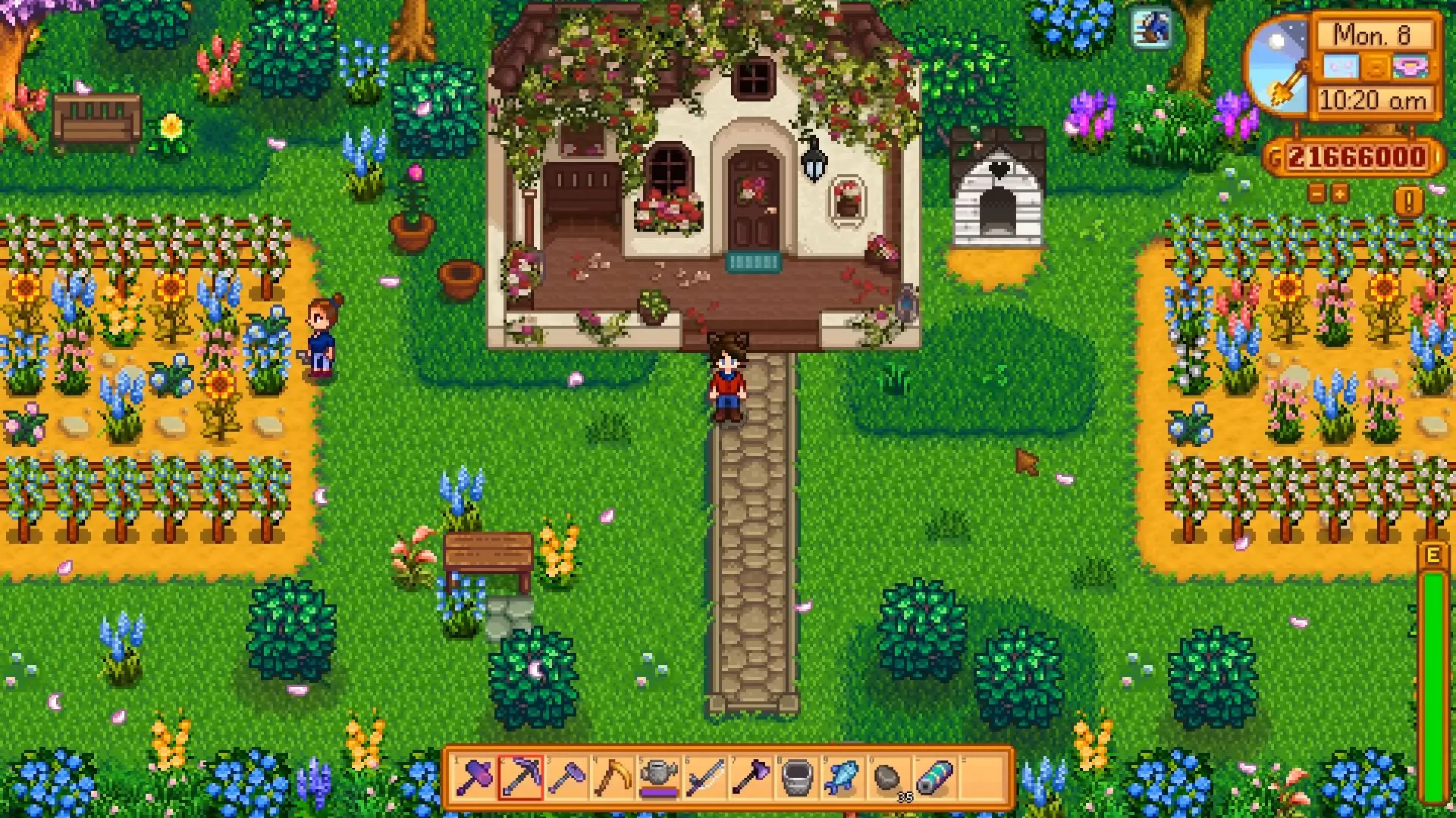 Người chơi đứng trước ngôi nhà phủ dây leo với hai khu vườn hoa tuyệt đẹp trong mod East Scarp