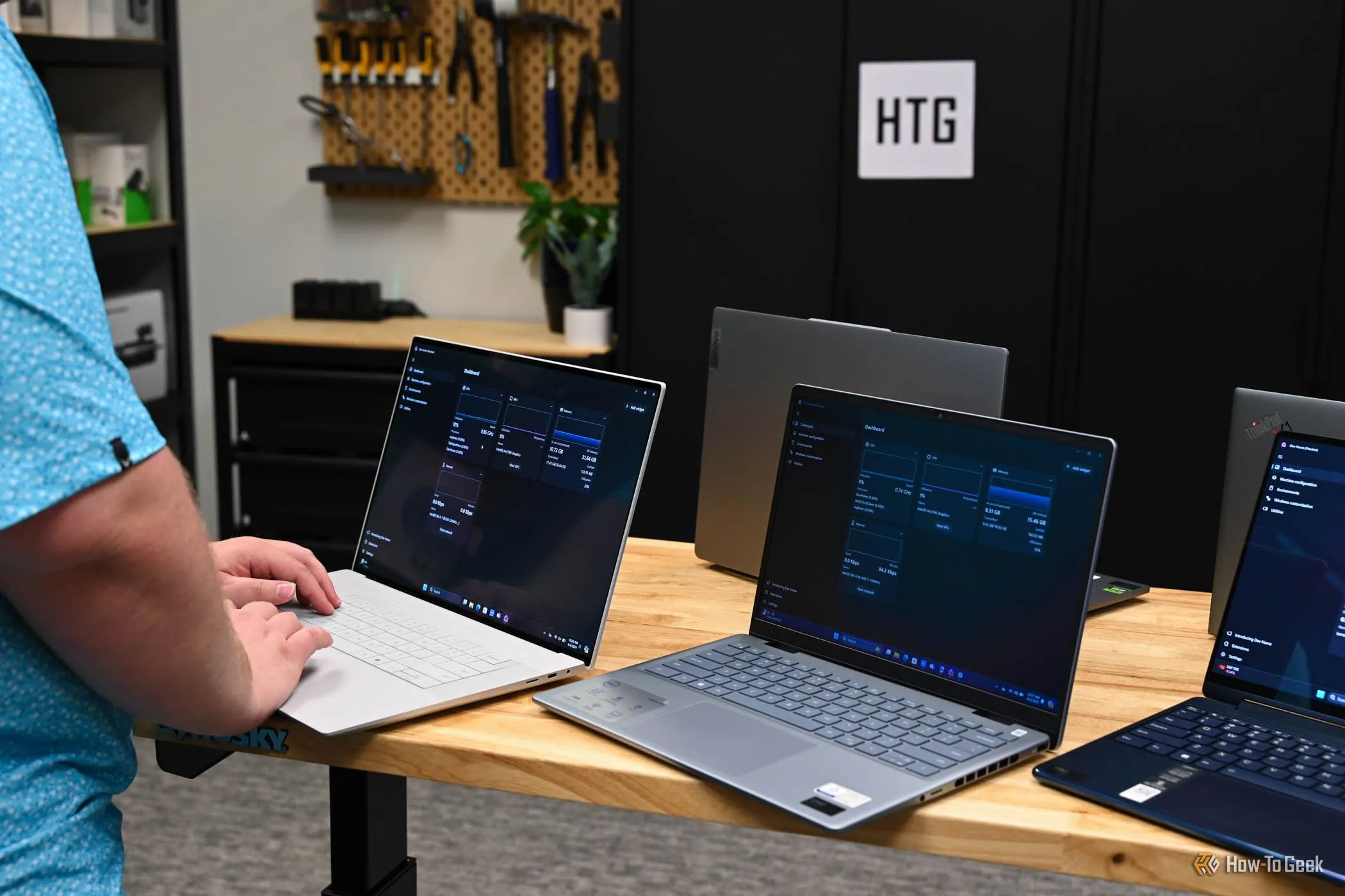 Người dùng đang kiểm tra hiệu suất của laptop – Phương pháp đánh giá VPN