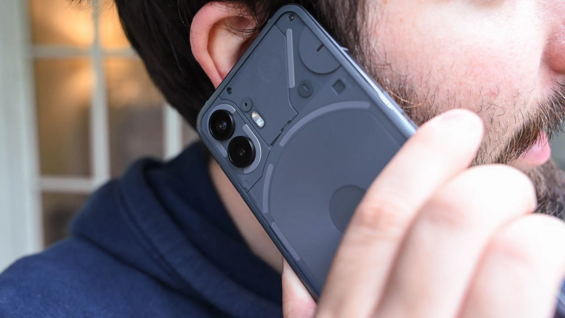 Người dùng đang thực hiện cuộc gọi trên điện thoại Nothing Phone (2), biểu thị chất lượng âm thanh cuộc gọi Wi-Fi rõ ràng