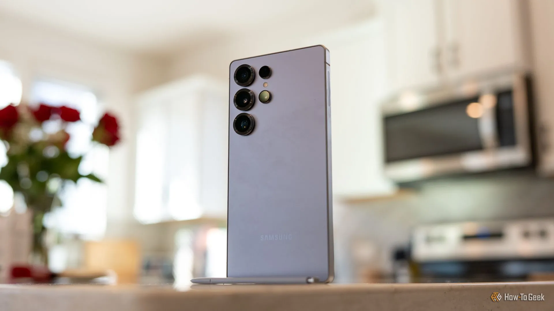 Samsung Galaxy S25 Ultra cùng bút S Pen trên mặt bàn, thể hiện tính năng độc đáo của dòng flagship