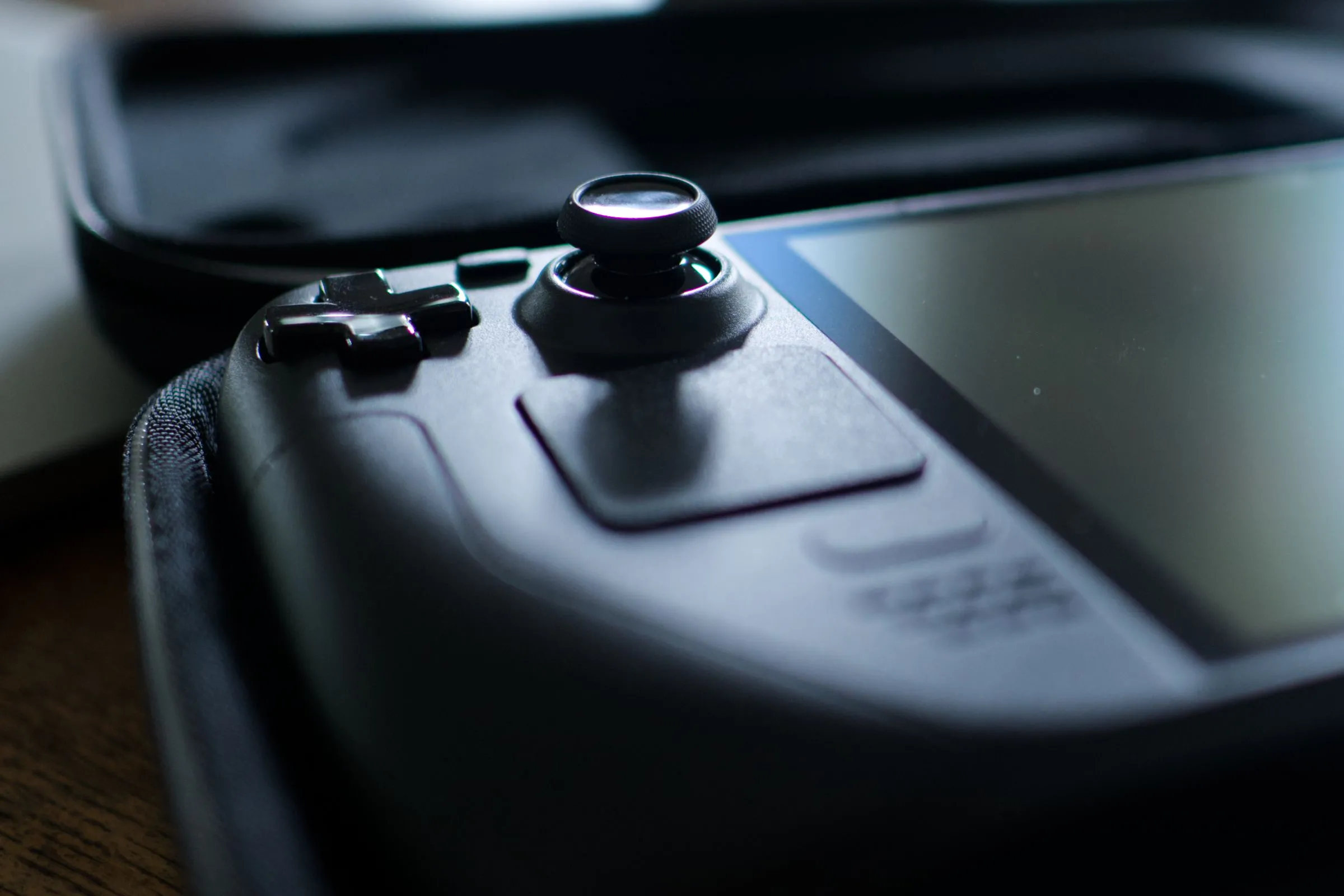 Steam Deck OLED nằm gọn trong hộp đựng, cần điều khiển trái được làm nổi bật