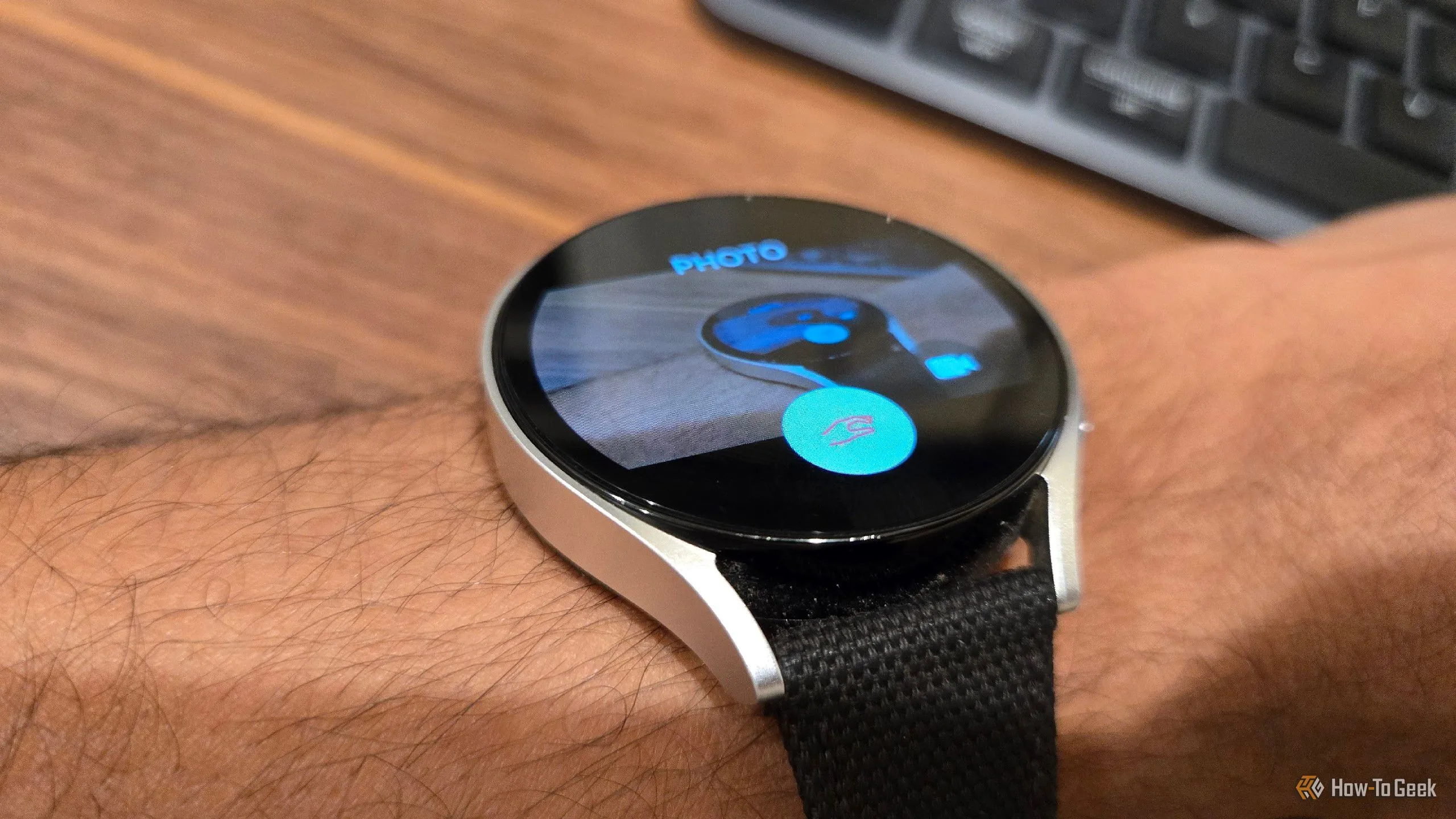 Sử dụng cử chỉ chụm đôi ngón tay trên Galaxy Watch để điều khiển chụp ảnh từ xa