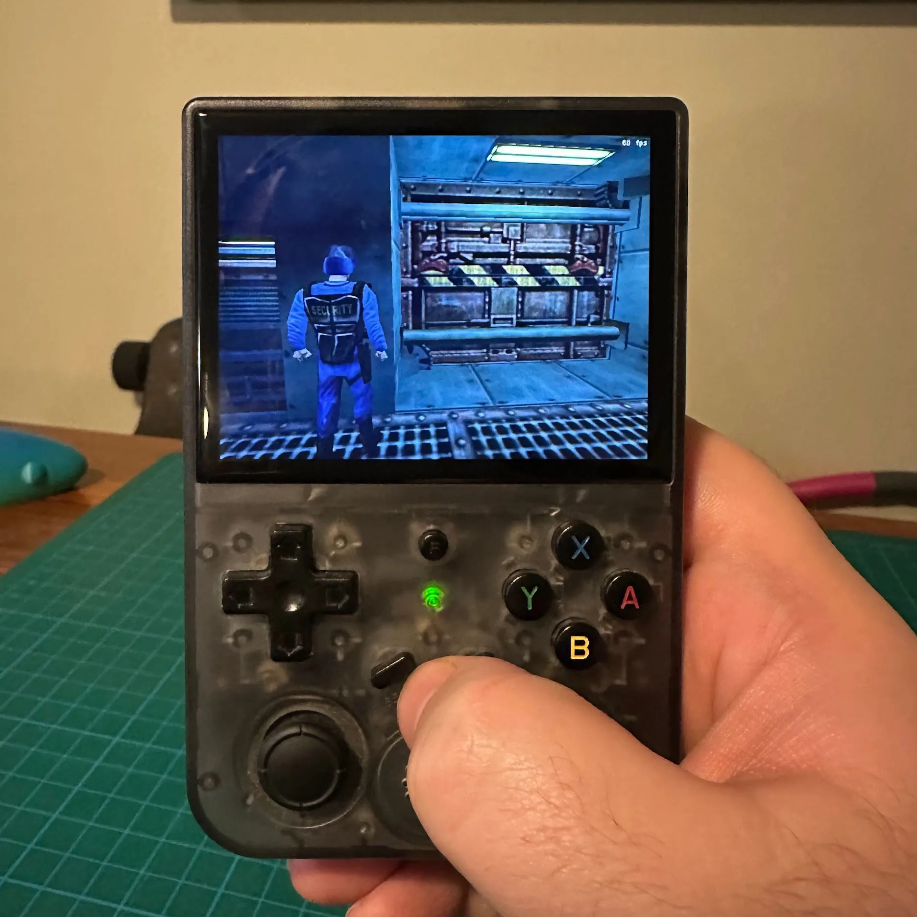 Thiết bị chơi game cầm tay Anbernic chạy game Half-Life, ví dụ về giả lập game retro trên Linux