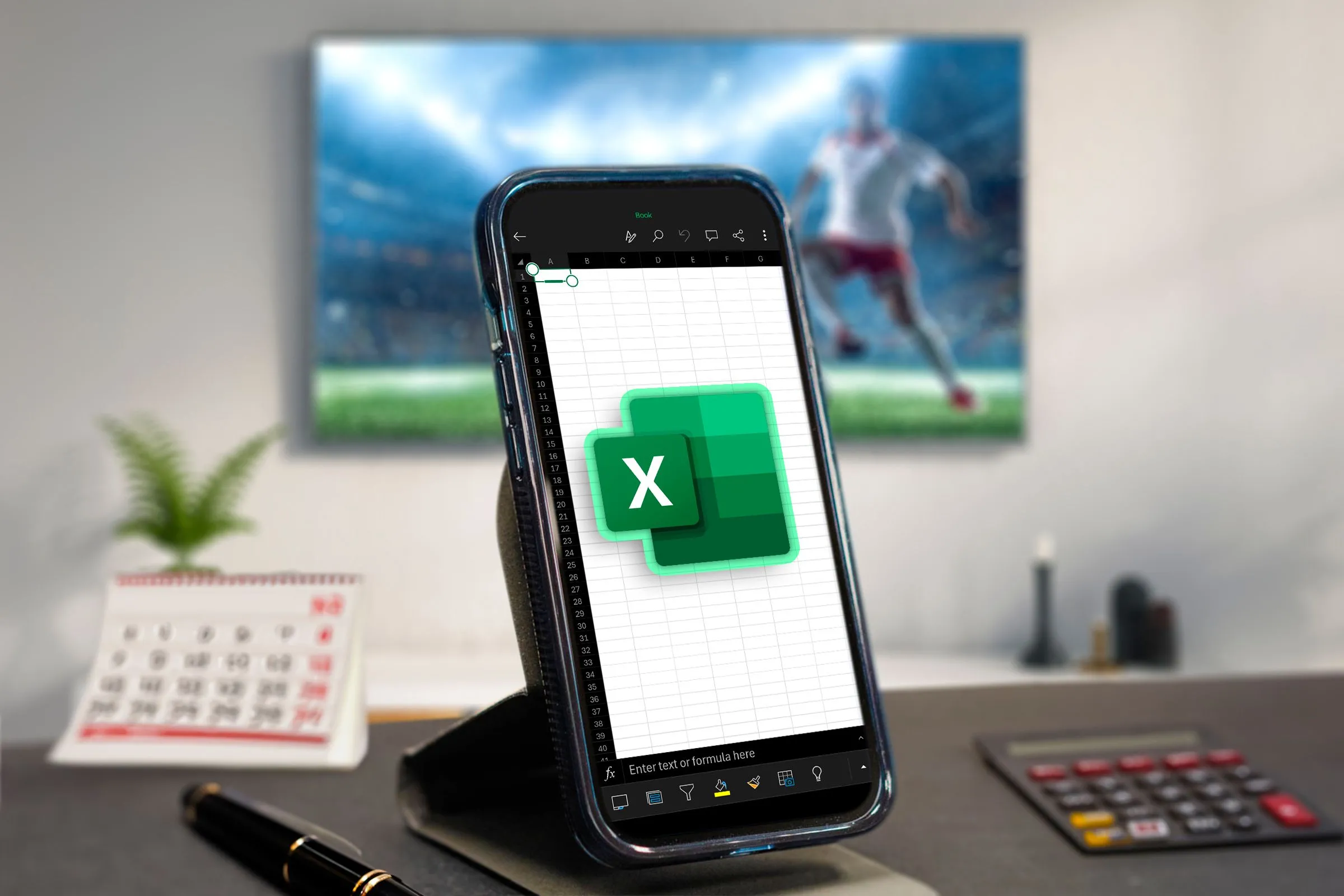 Ứng dụng Excel trên điện thoại thông minh đặt trên bàn làm việc, thể hiện sự linh hoạt và khả năng ứng dụng của Excel trong công việc và đời sống hàng ngày.