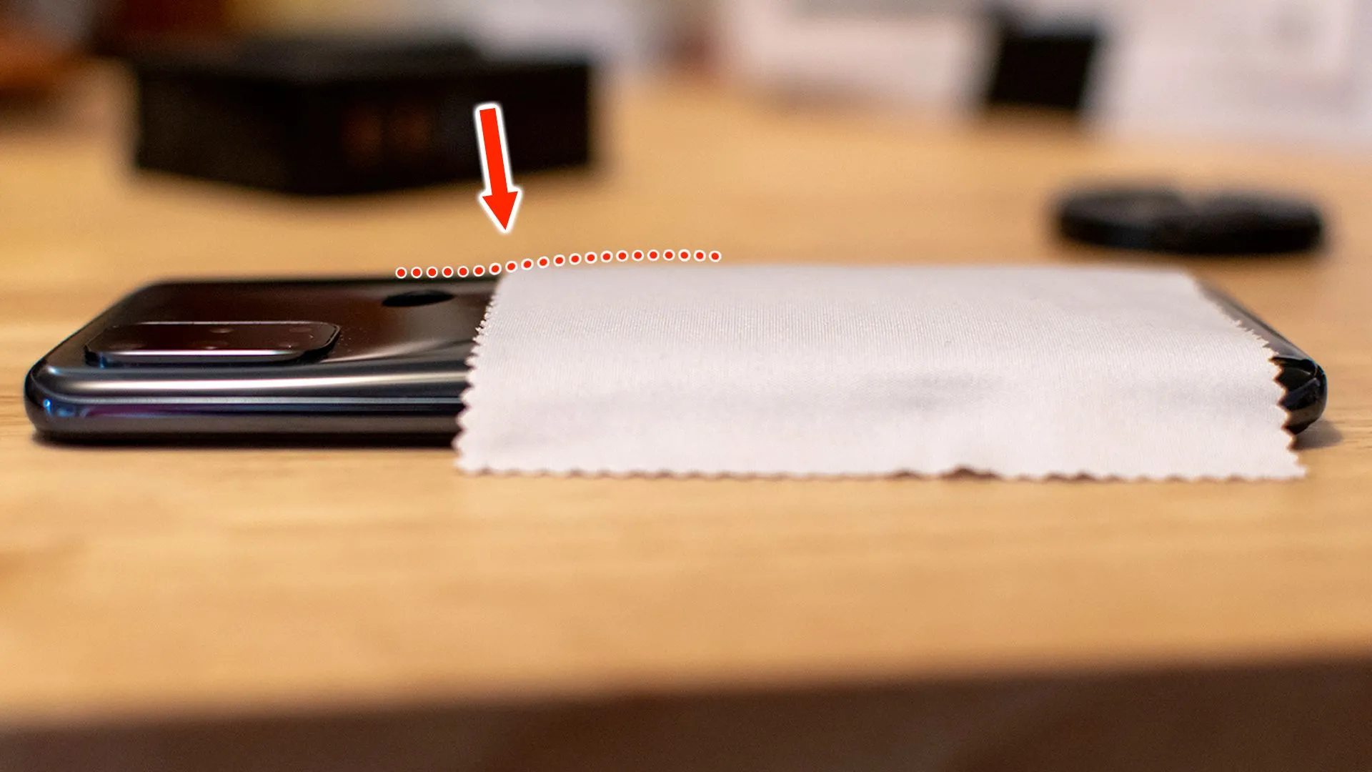 Vùng pin bị phồng trên chiếc OnePlus Nord N10 5G được đánh dấu, dấu hiệu rõ ràng của pin điện thoại bị phồng nguy hiểm.