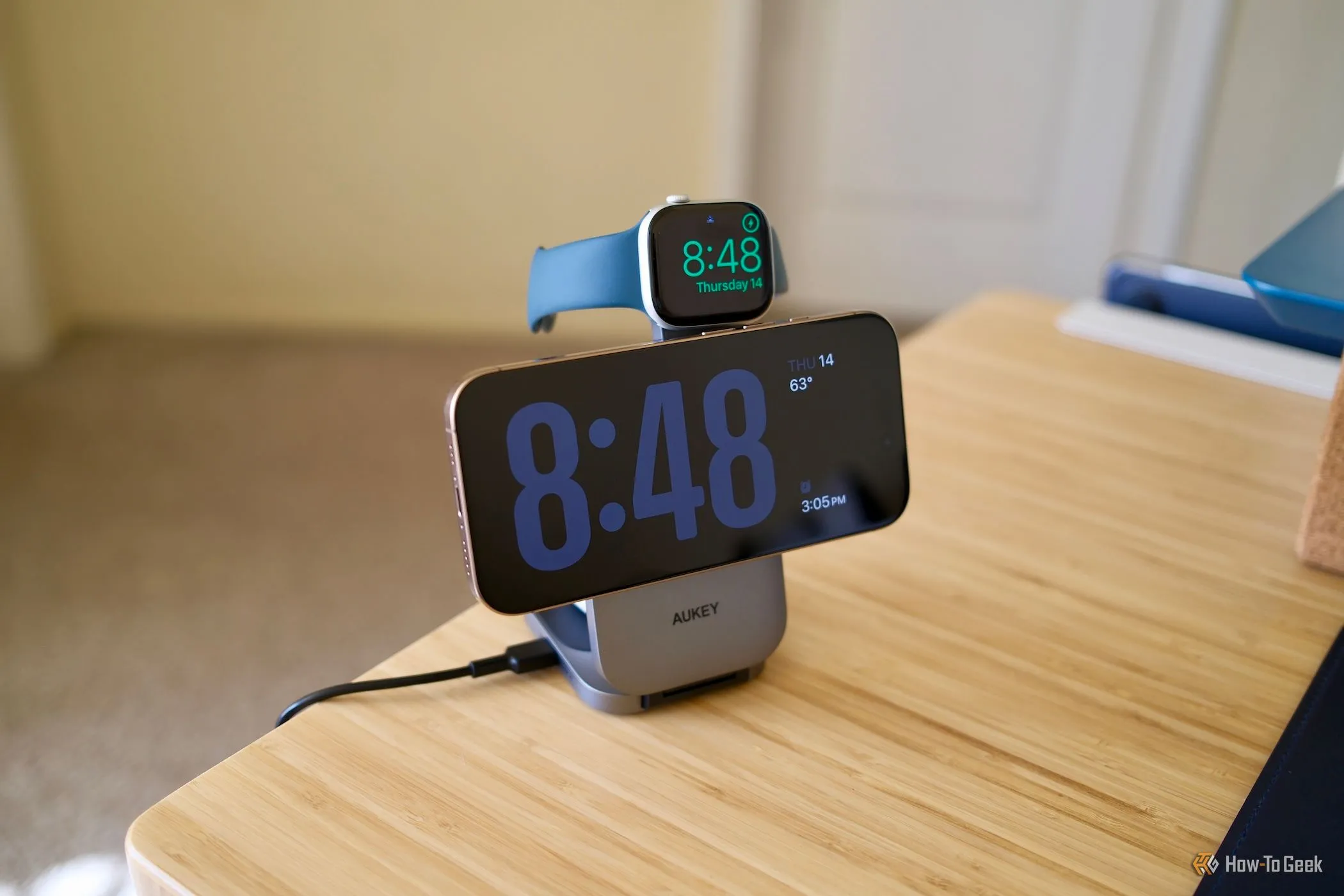 Aukey MagFusion Z với iPhone và Apple Watch đang sạc