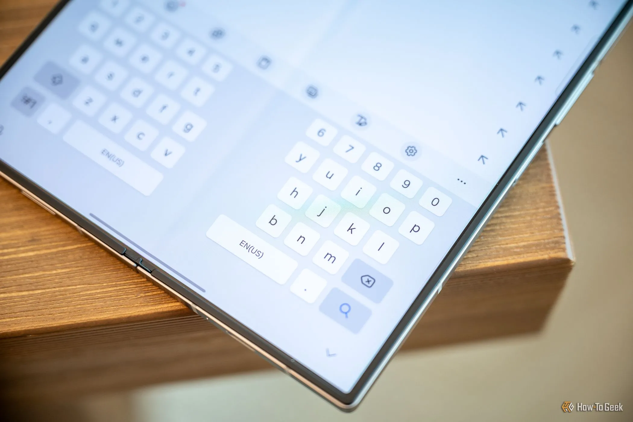 Bàn phím chia đôi trên màn hình trong của Samsung Galaxy Z Fold 6, minh họa trải nghiệm gõ phím trên màn hình gập.