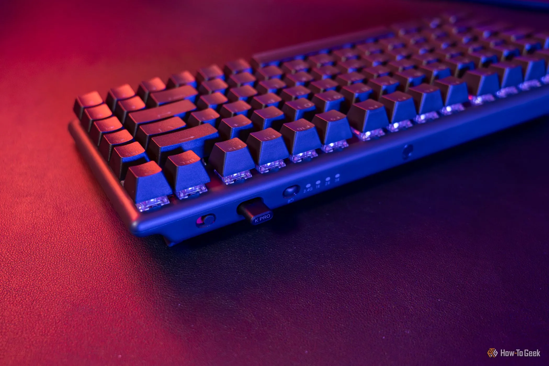 Bàn phím không dây Alienware Pro với bộ thu không dây được tích hợp bên trong bàn phím