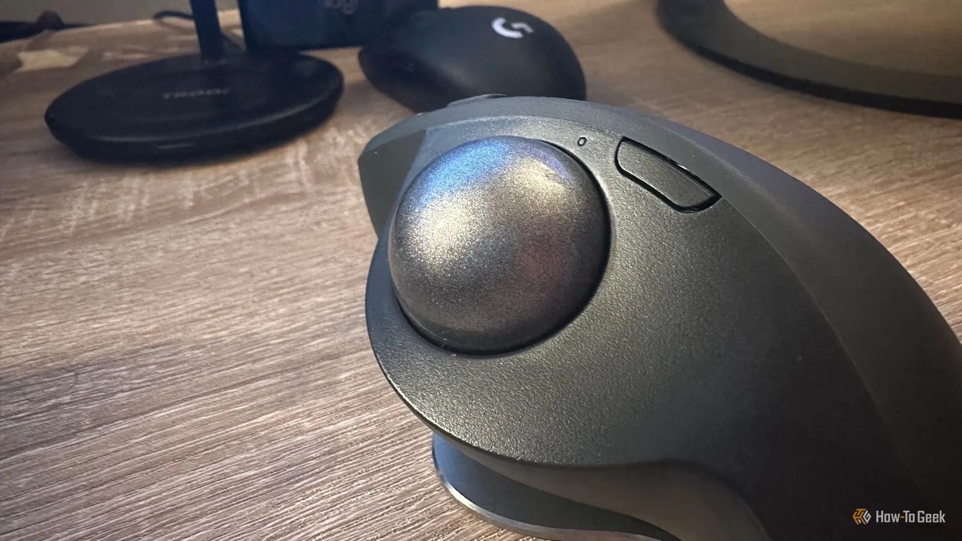 Bi lăn và nút DPI của chuột Logitech MX Ergo S, nhấn mạnh khả năng điều chỉnh độ nhạy để tăng độ chính xác