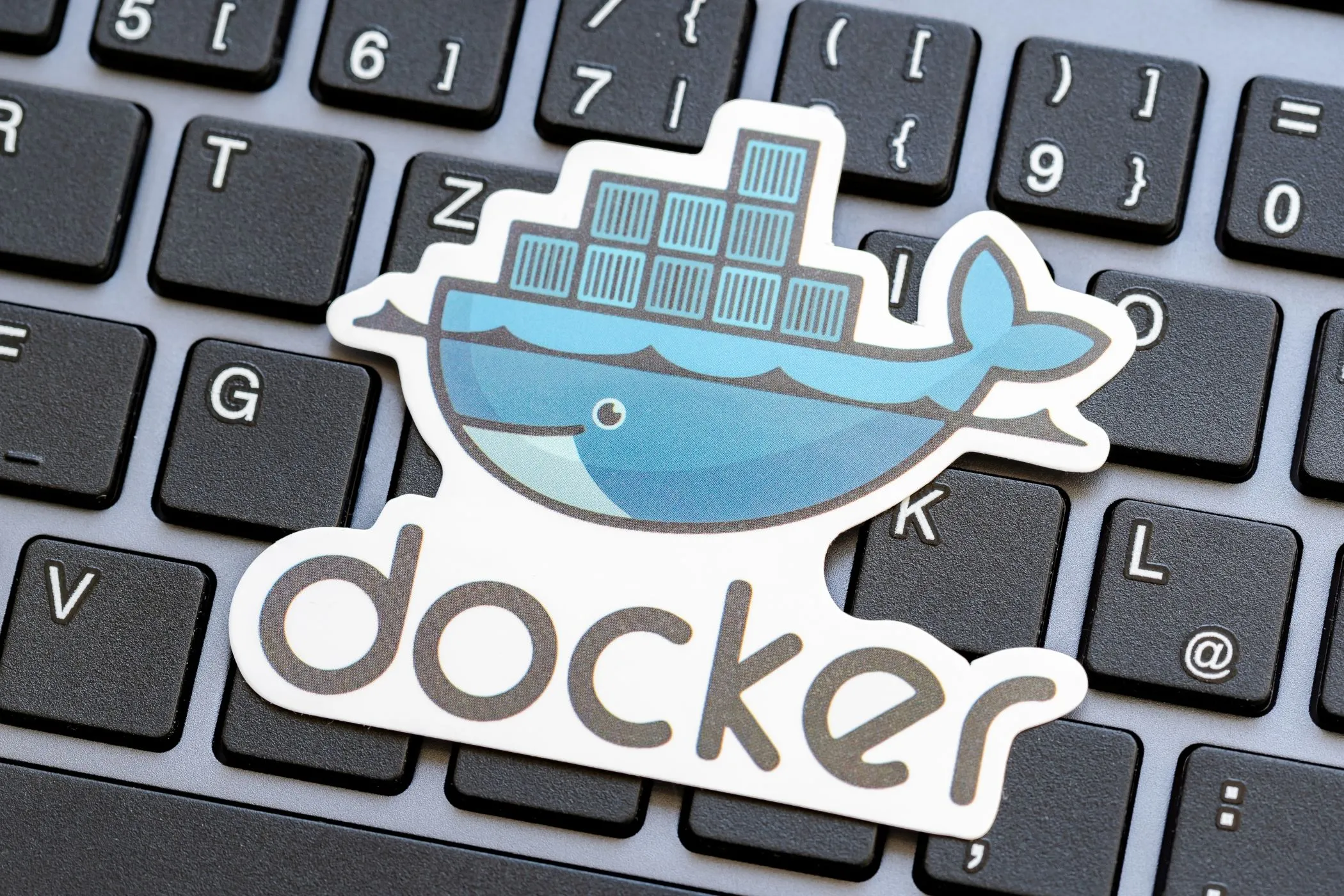 Biểu tượng Docker trên bàn phím máy tính, minh họa việc triển khai container Docker trong homelab.