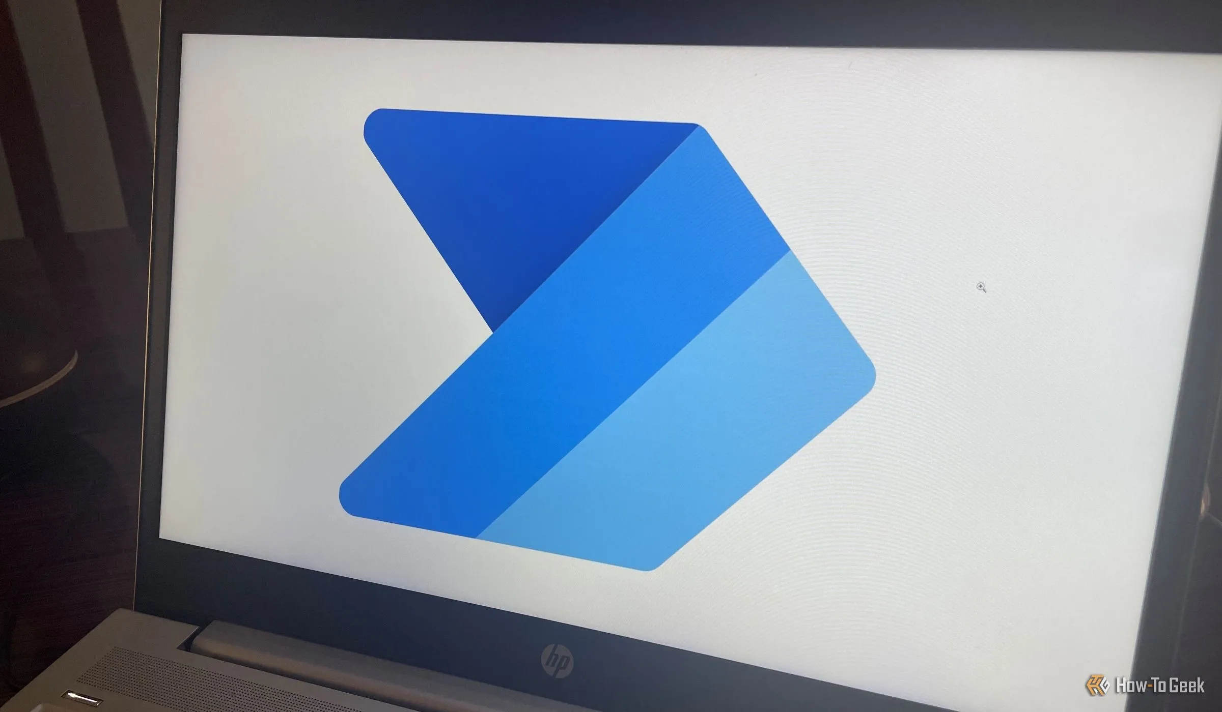 Biểu tượng ứng dụng Power Automate trên máy tính xách tay, minh họa về công cụ tự động hóa tác vụ