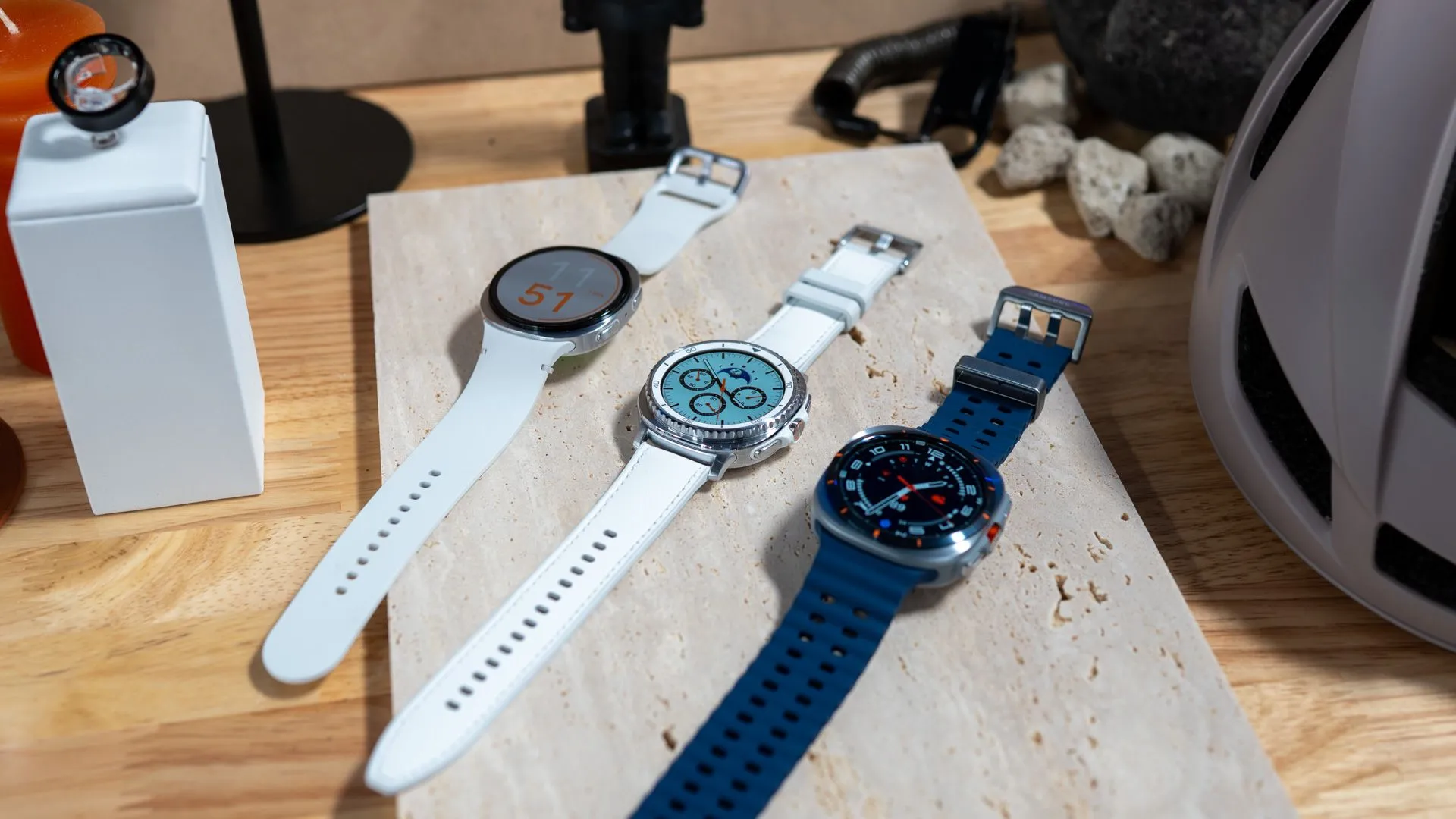 Bộ ba đồng hồ thông minh Samsung Galaxy Watch 8, Watch 8 Classic và Watch 8 Ultra thế hệ mới trên bàn