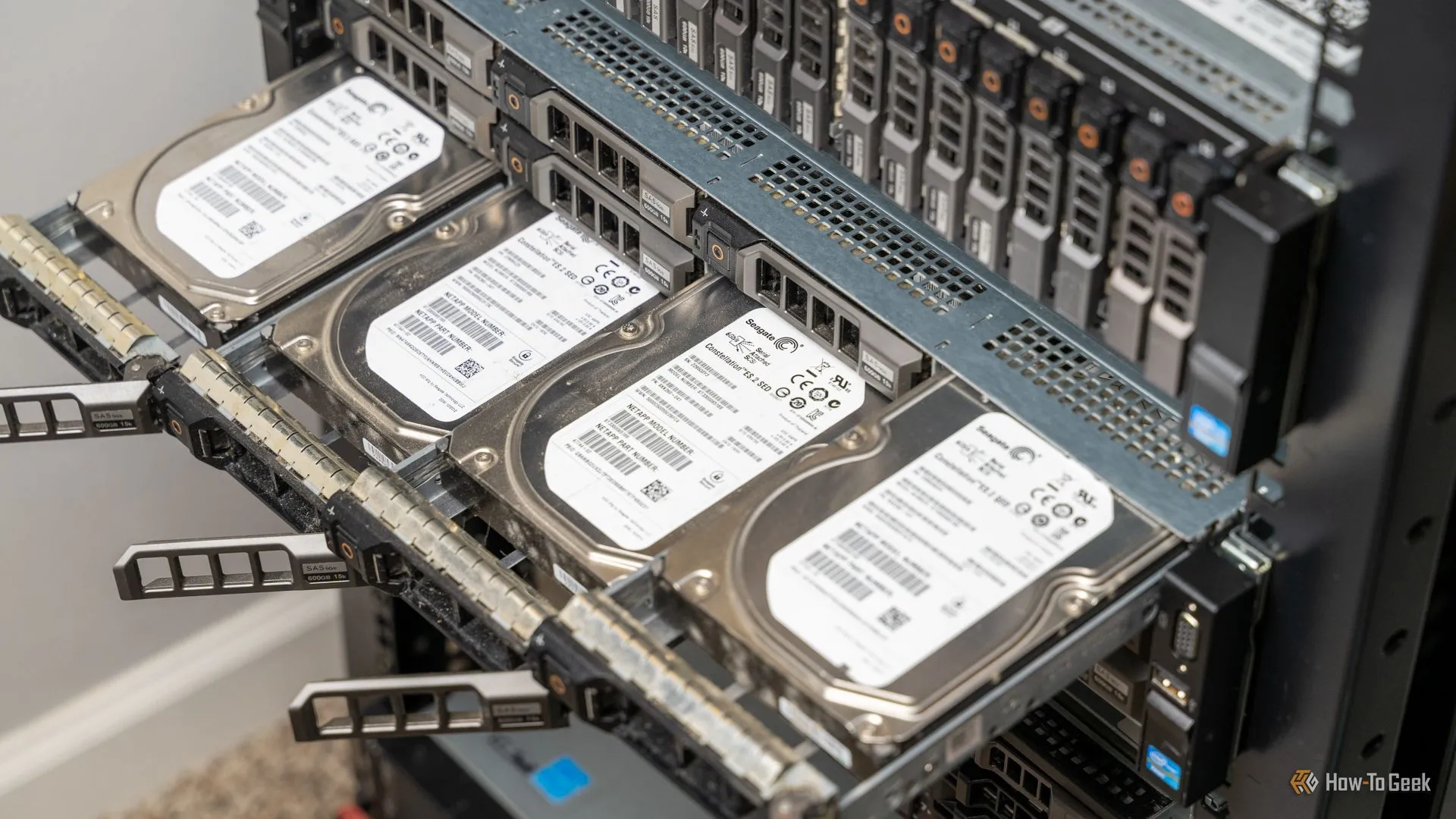 Bốn ổ cứng HDD gắn trong máy chủ rack-mount, minh họa khả năng mở rộng lưu trữ của NAS