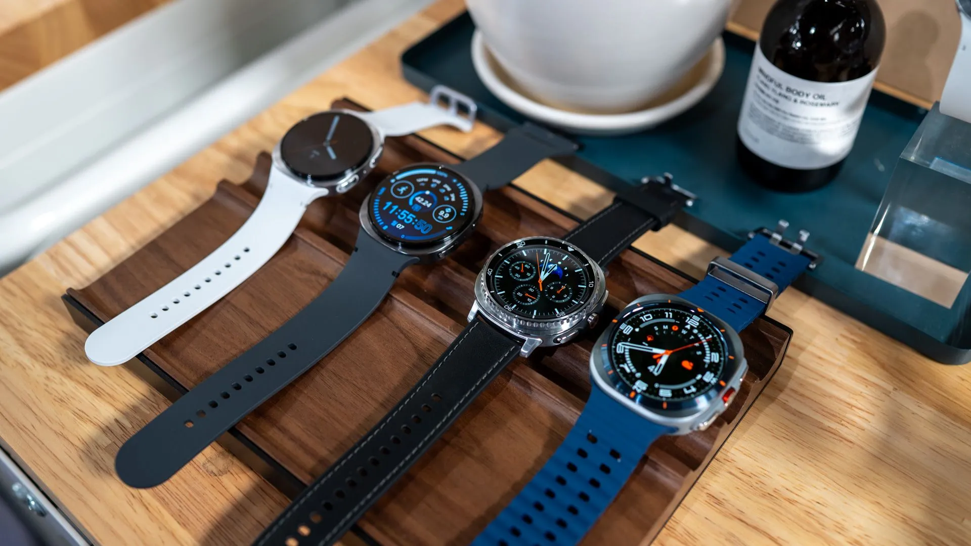 Các mẫu Samsung Galaxy Watch 8, Watch 8 Classic và Watch Ultra 2025 đặt trên mặt phẳng, thể hiện thiết kế mới và đa dạng