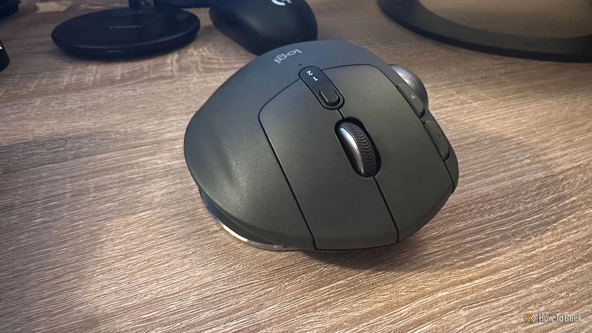 Các nút chính của chuột Logitech MX Ergo S, với nút bấm im lặng đặc trưng