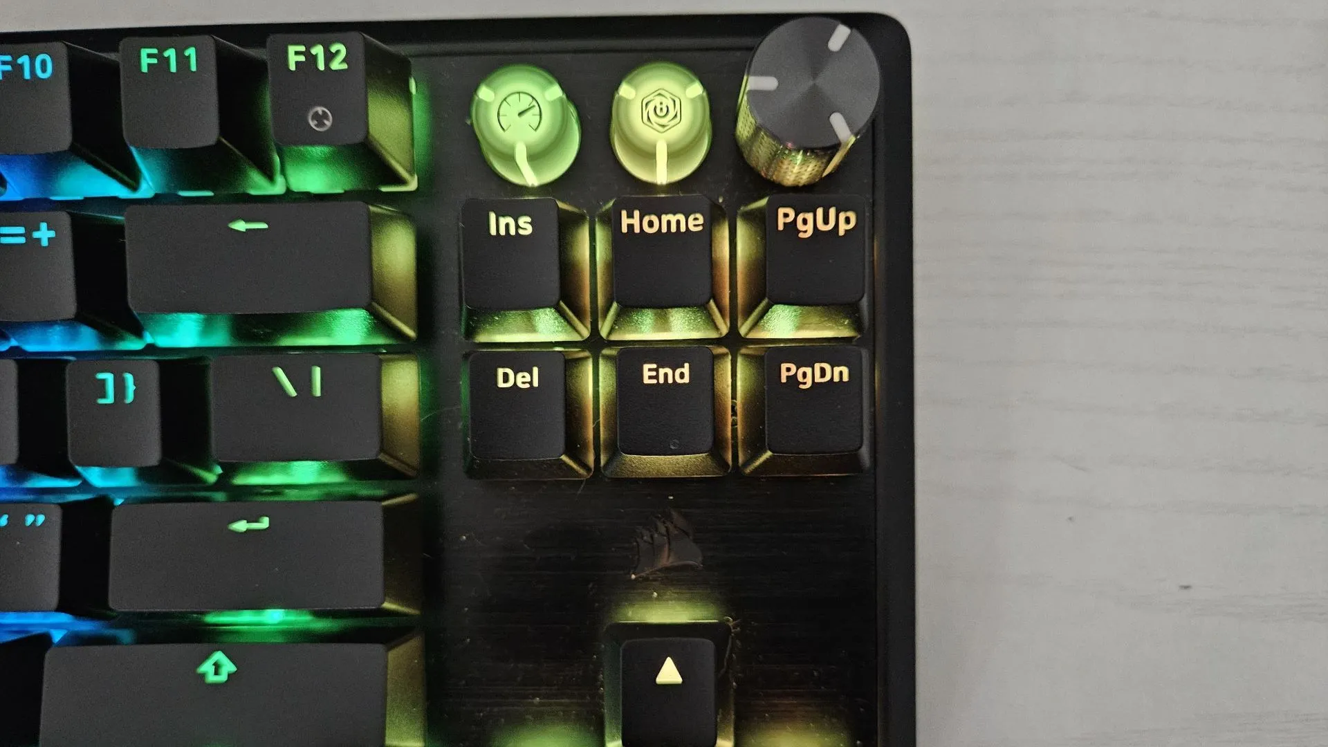 Các nút điều khiển media, núm xoay đa năng và nút chế độ Game Mode riêng biệt trên bàn phím Corsair K70 PRO TKL